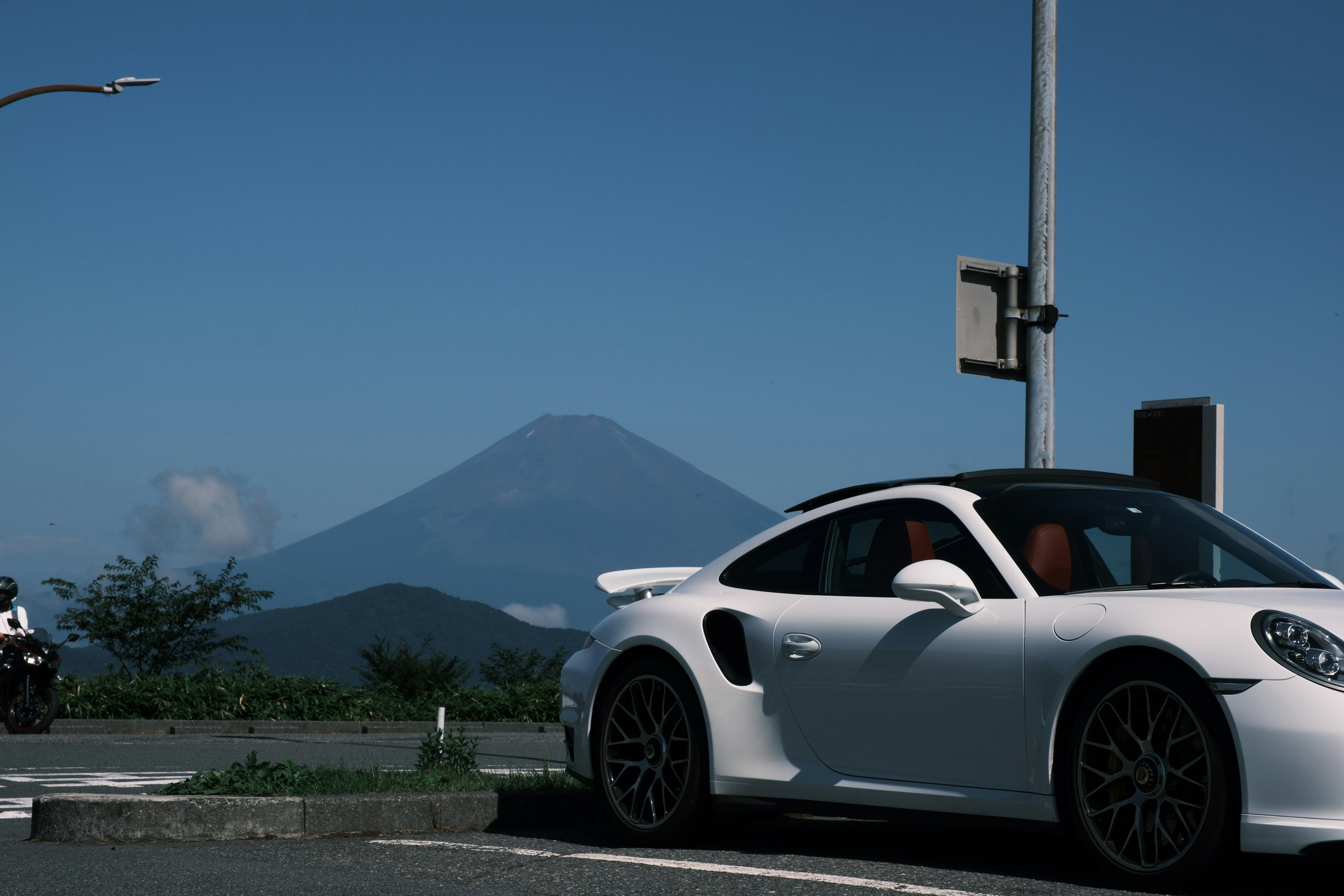 白いポルシェと富士山の景色