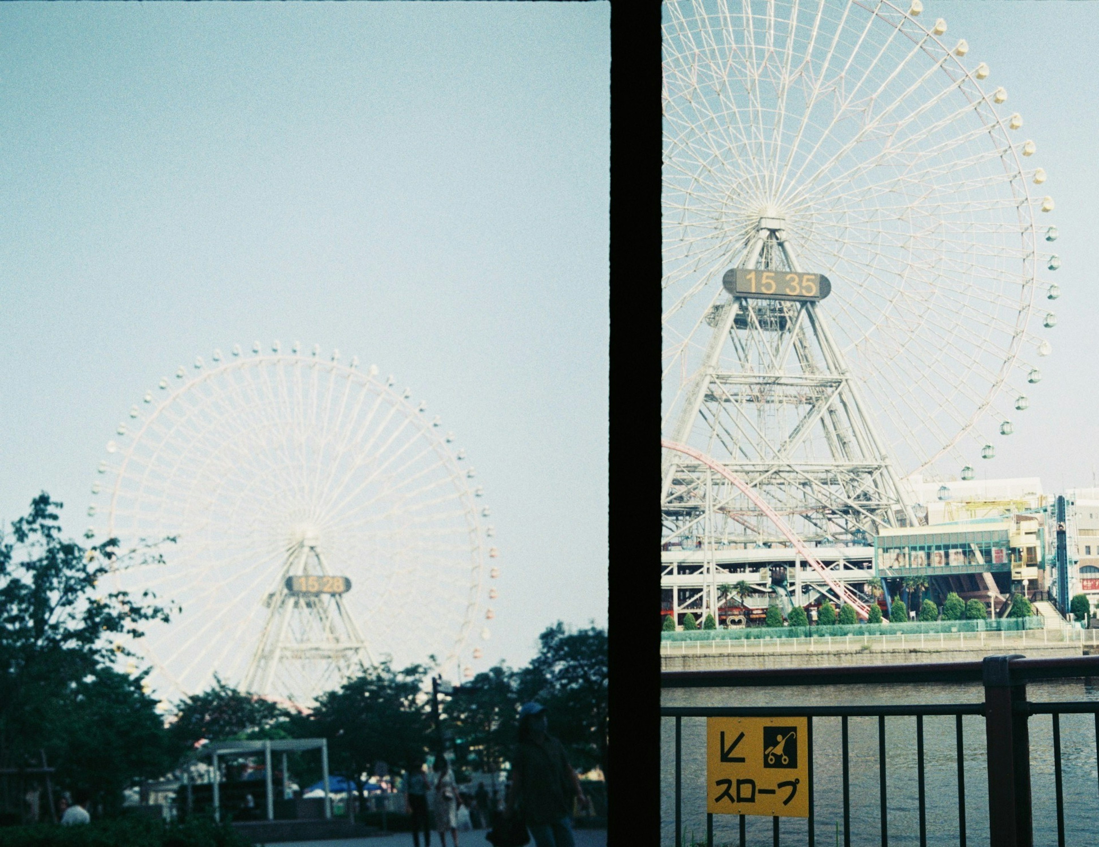 観覧車と周囲の風景の写真