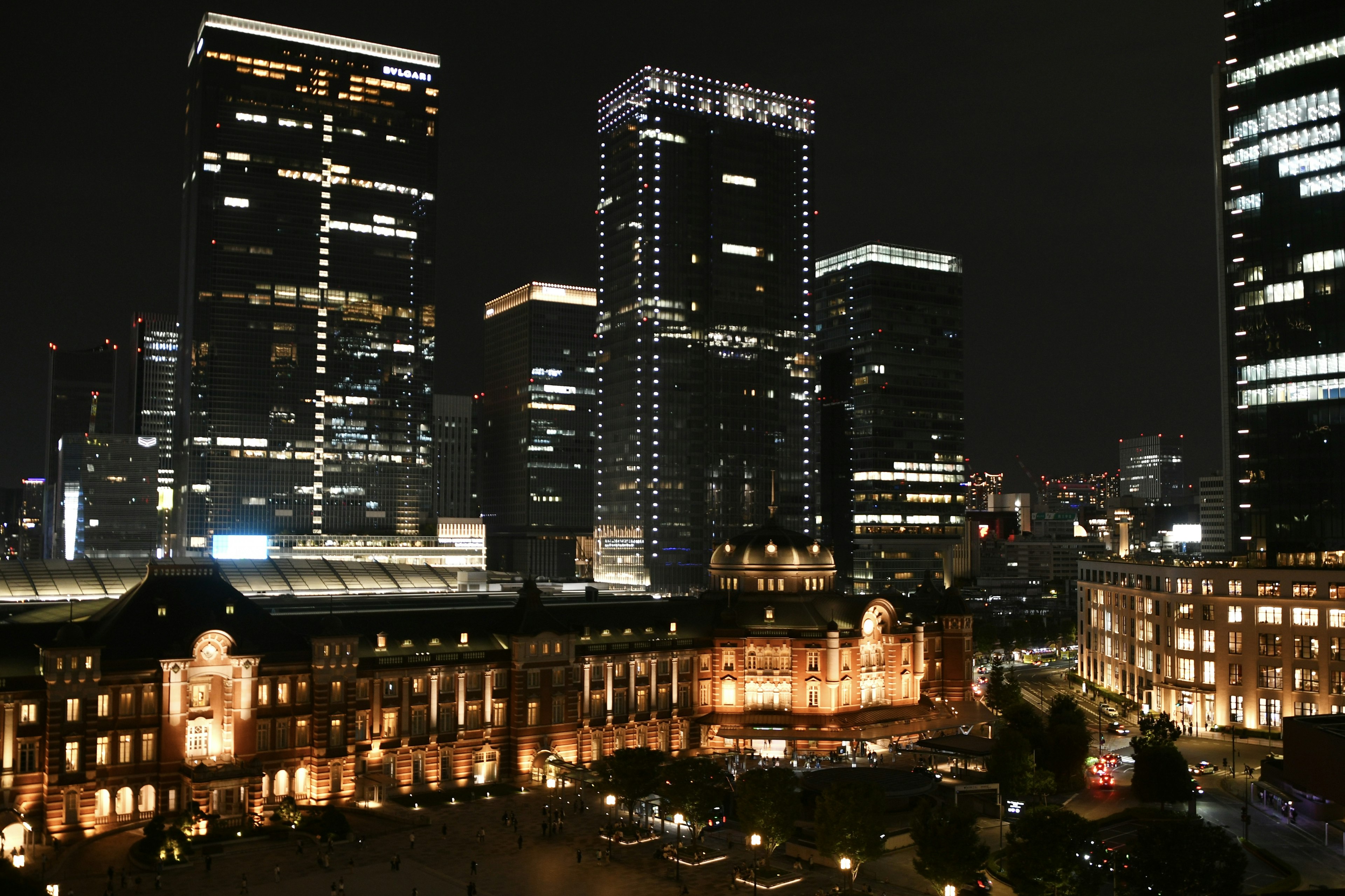 Hermosa vista nocturna de la estación de Tokio y rascacielos