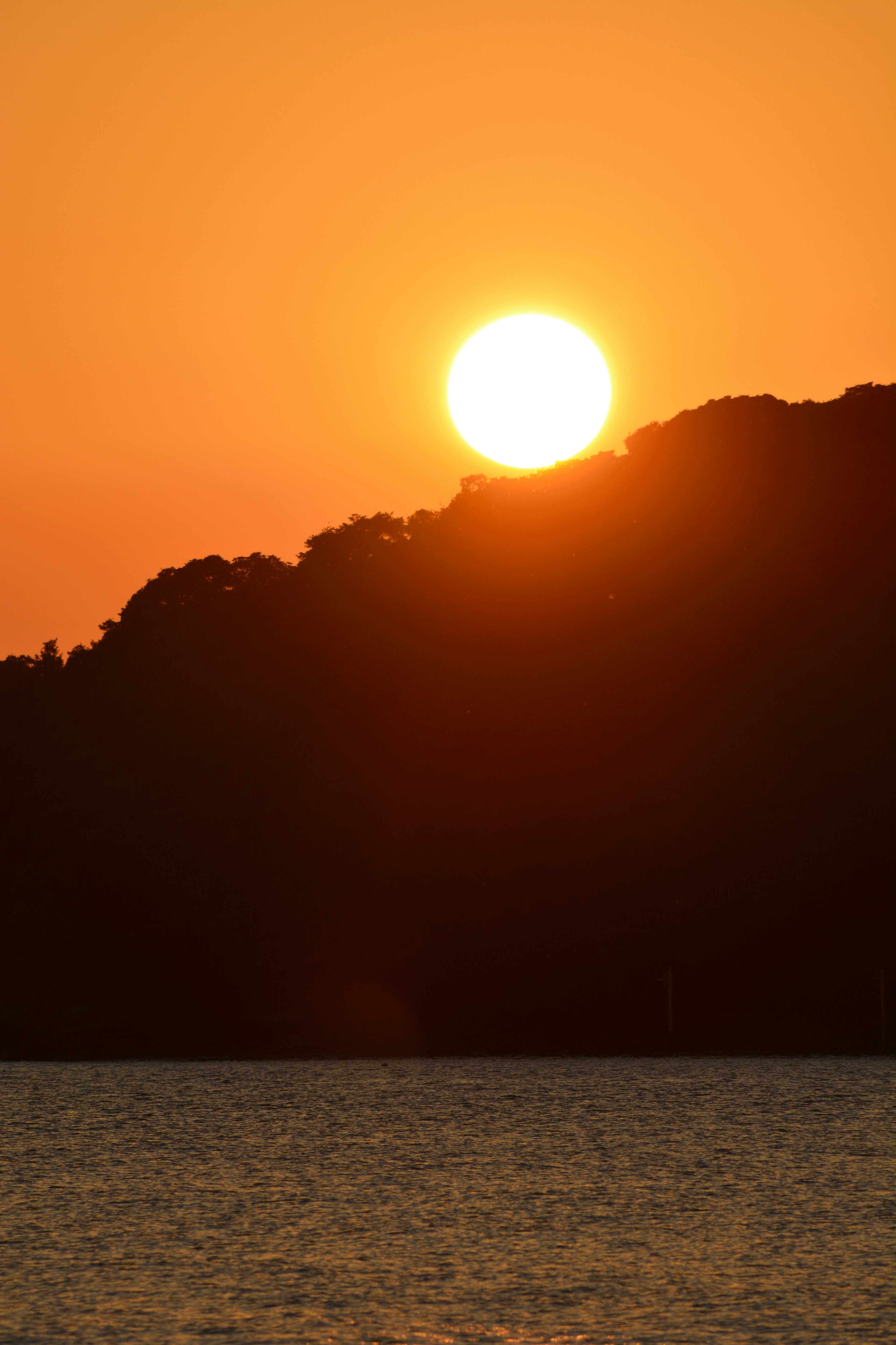 夕日が山の上に沈む美しい風景