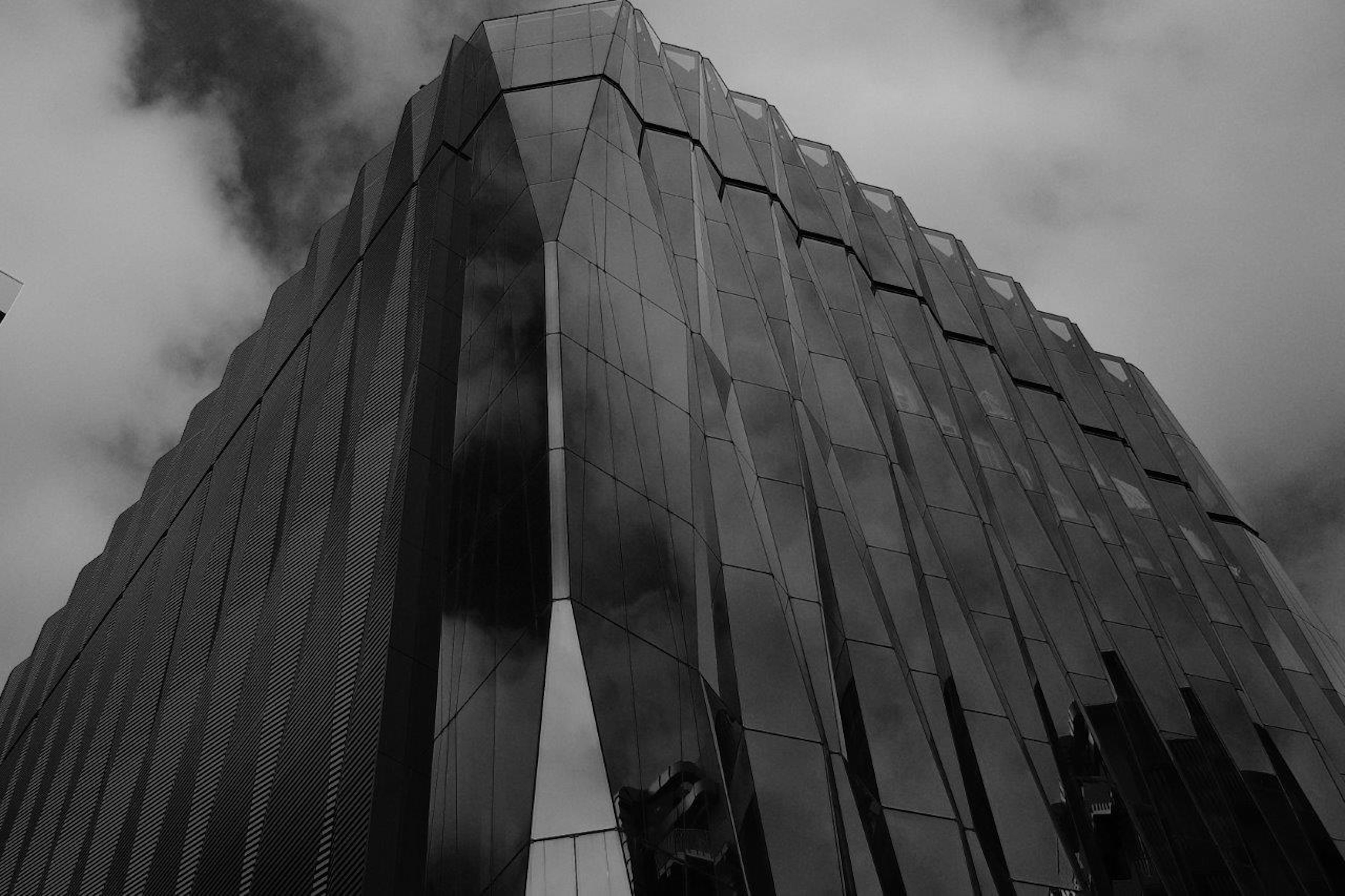 Vue en contre-plongée d'un bâtiment moderne avec une façade en métal noir