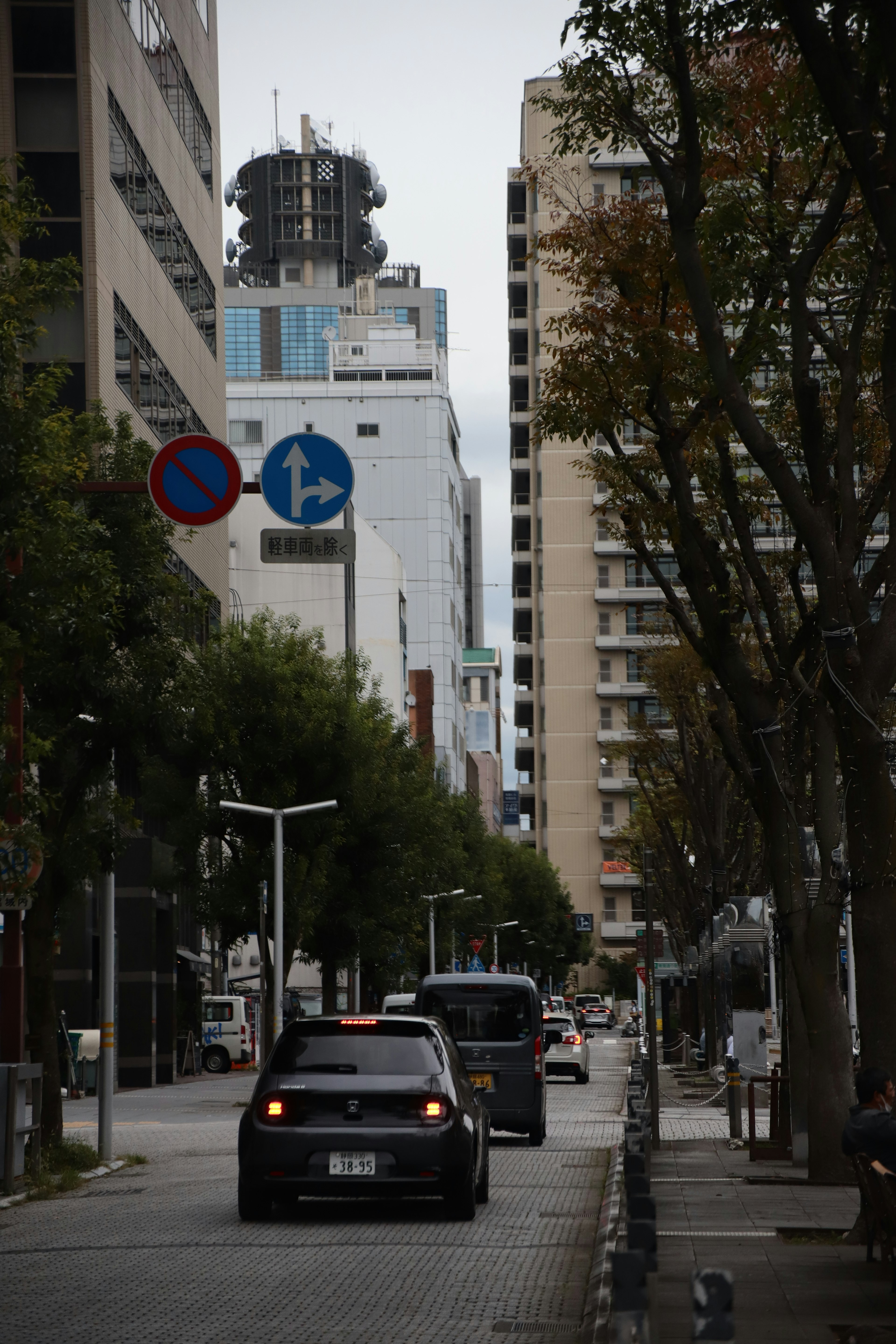 Scène de rue urbaine avec des voitures garées et des immeubles