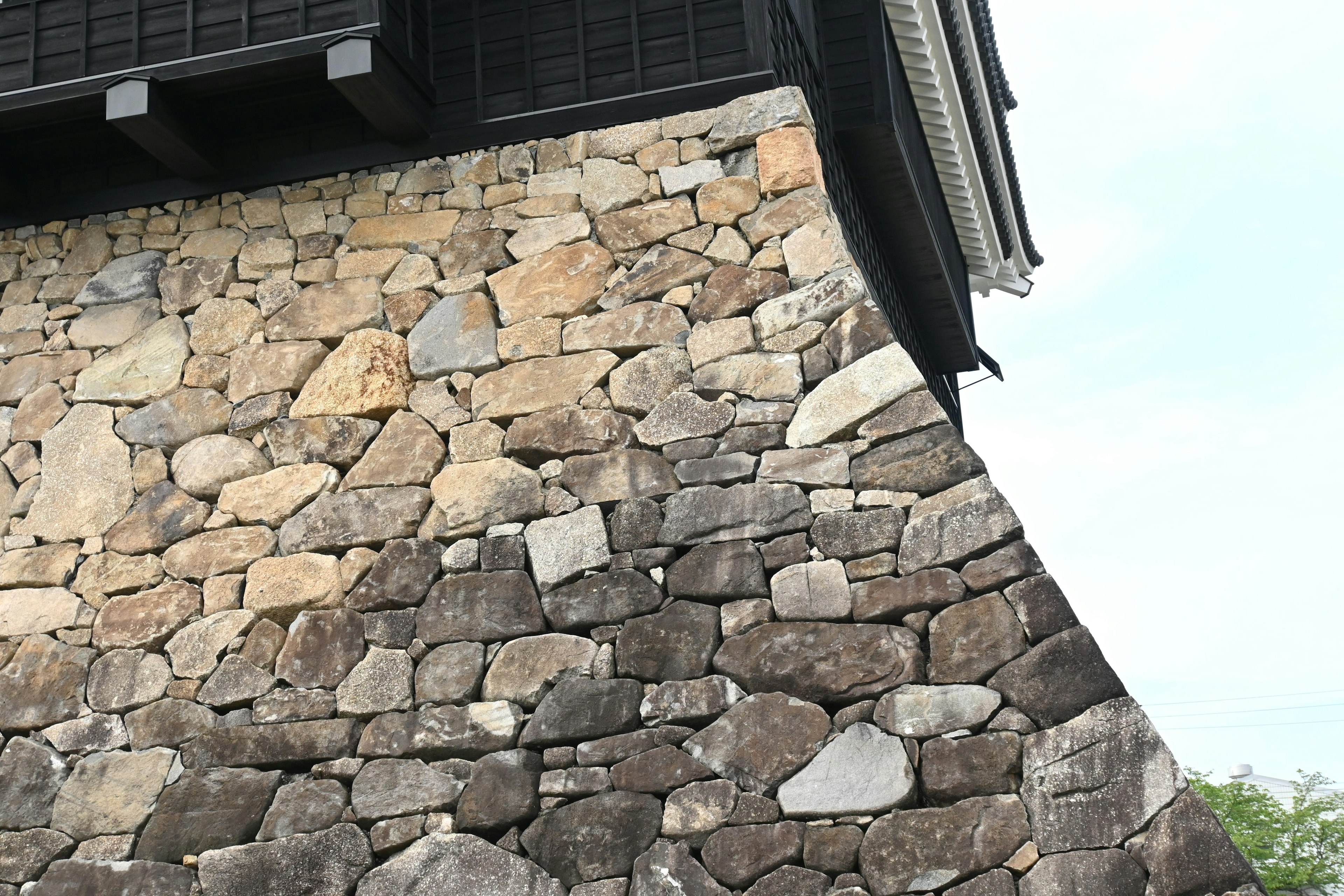 Mur de pierre incliné avec des textures uniques