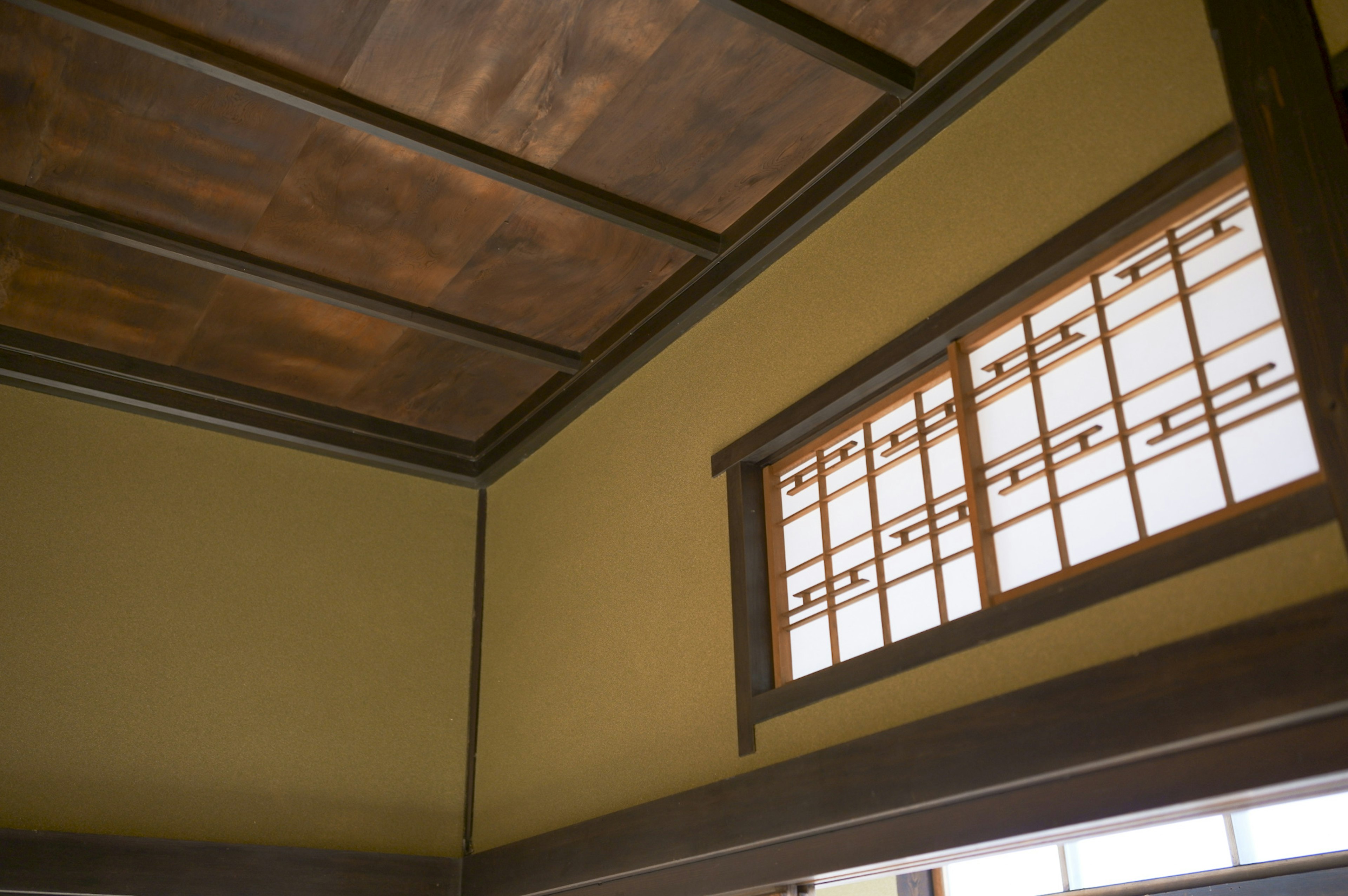 Vue intérieure d'une pièce japonaise traditionnelle avec plafond en bois et fenêtre shoji