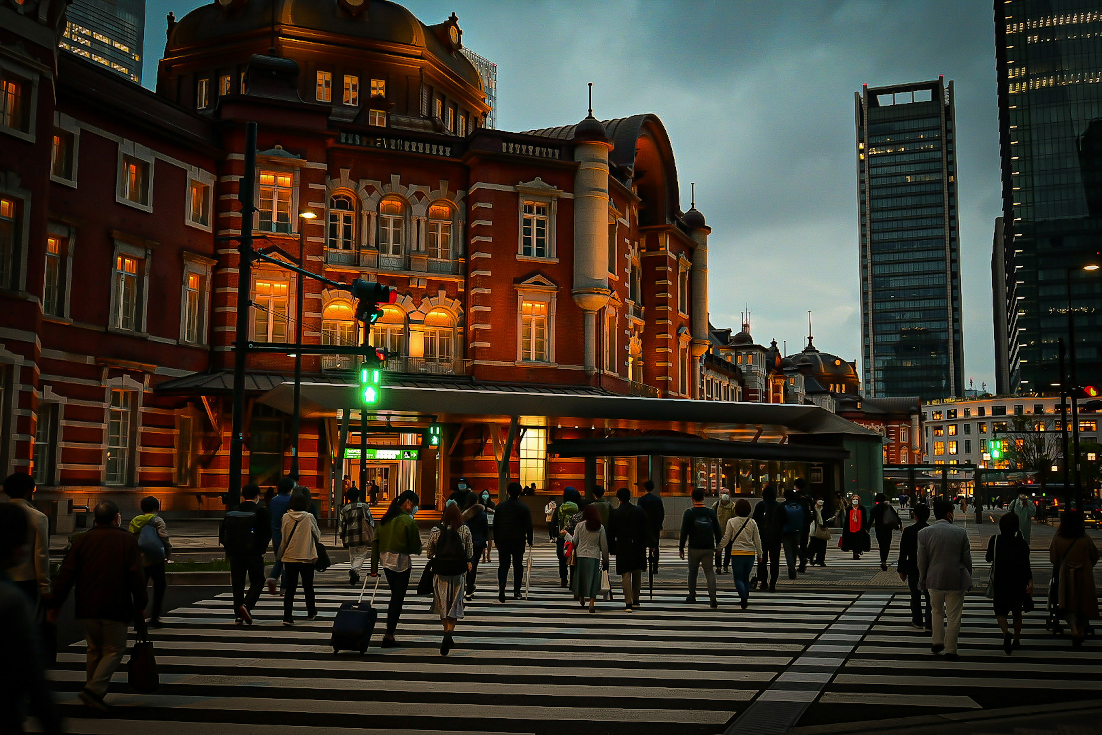 東京車站的夜景與過馬路的行人