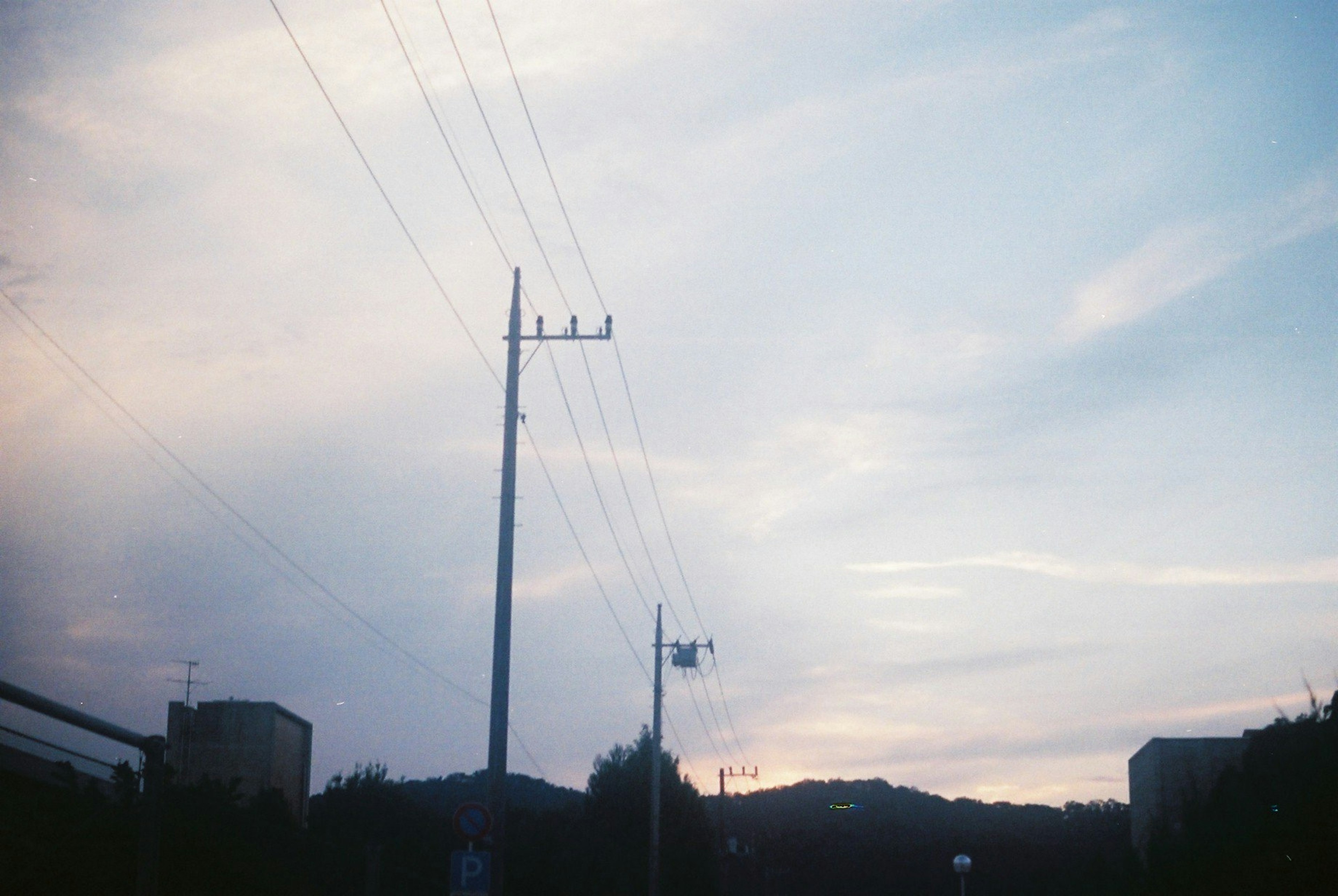 夕暮れ時の空と電柱が映る風景