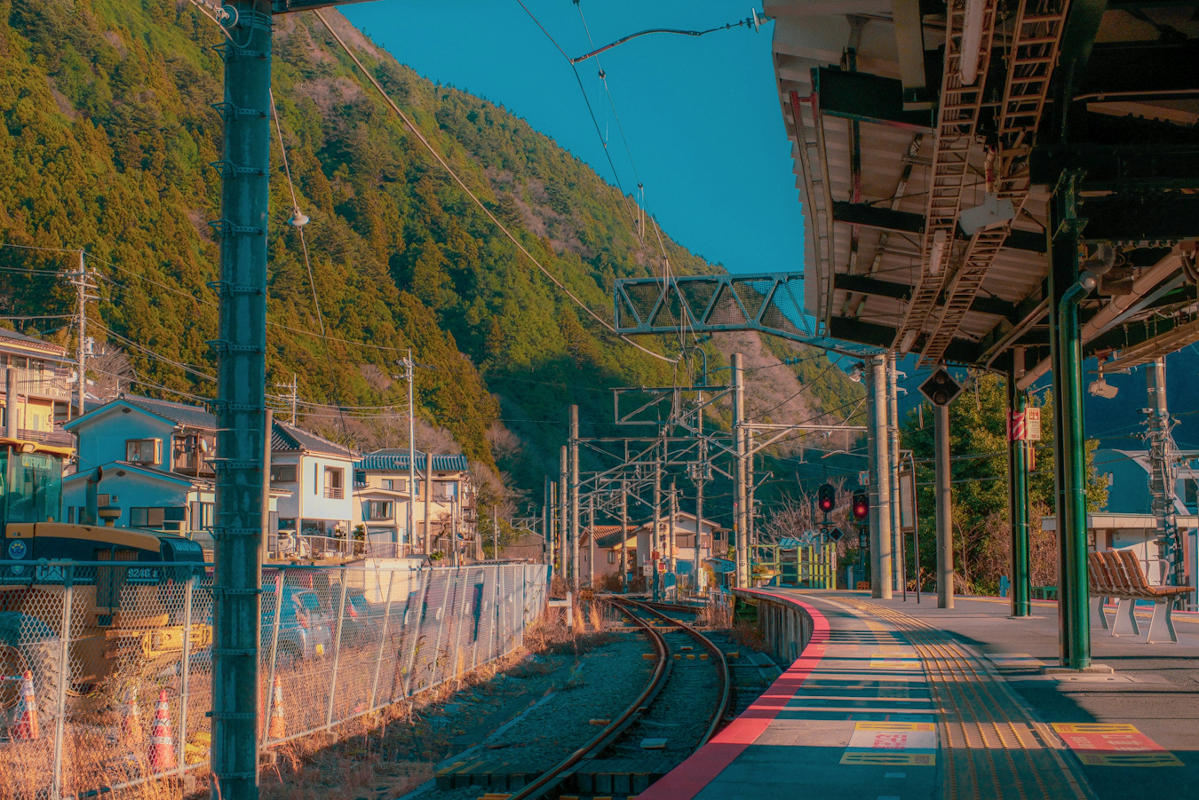 山に囲まれた静かな駅の風景と線路