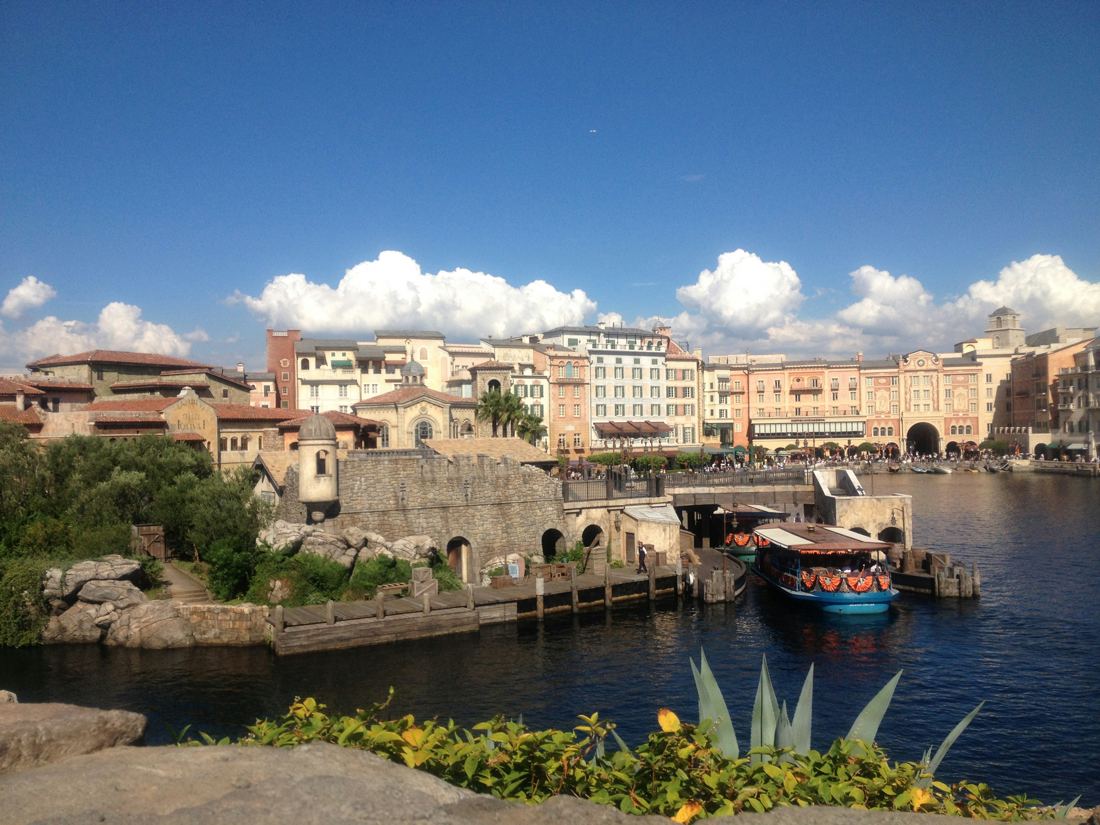 Vue pittoresque du port avec ciel bleu et bateaux amarrés