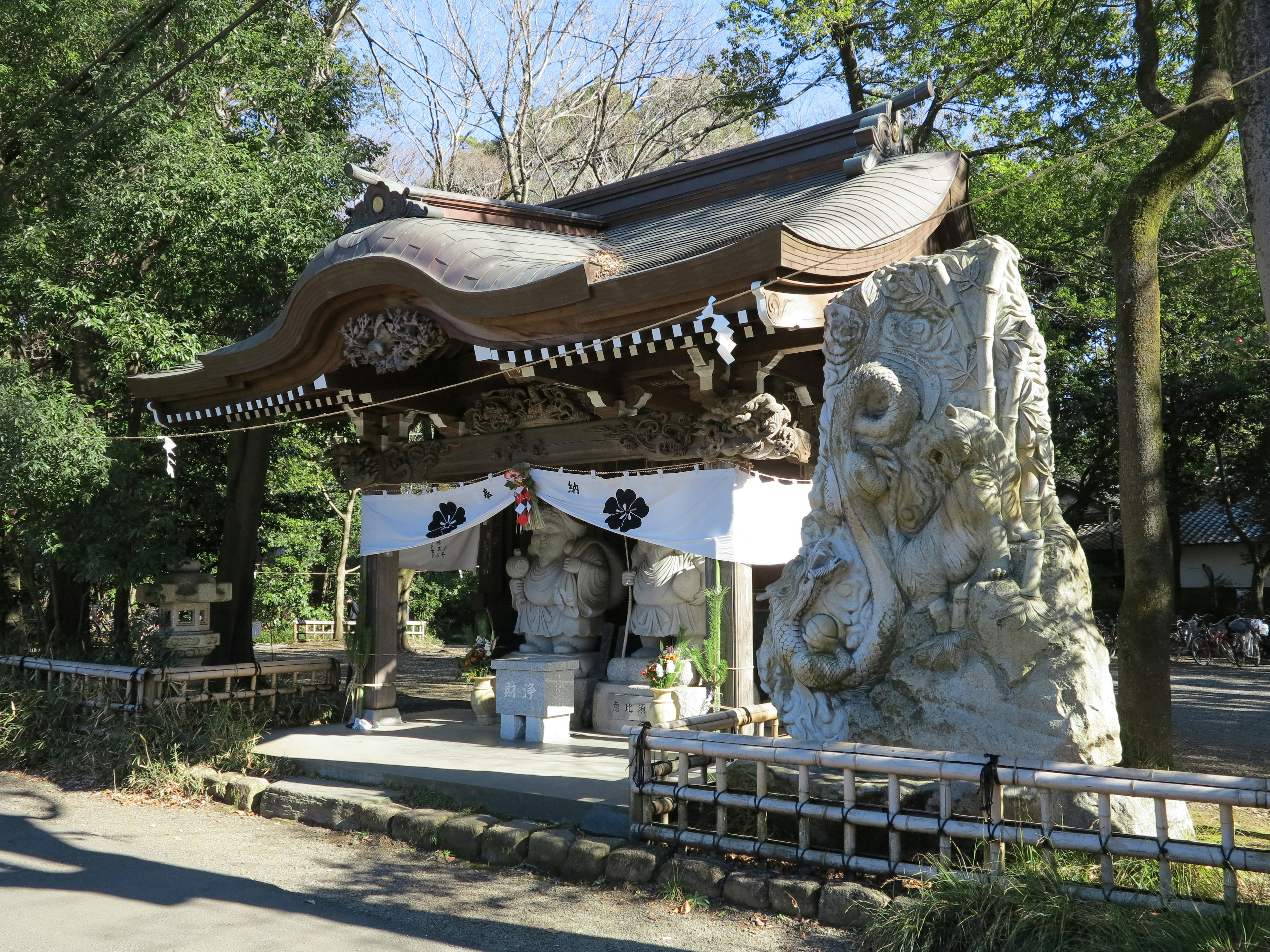 傳統神社建築與複雜雕刻