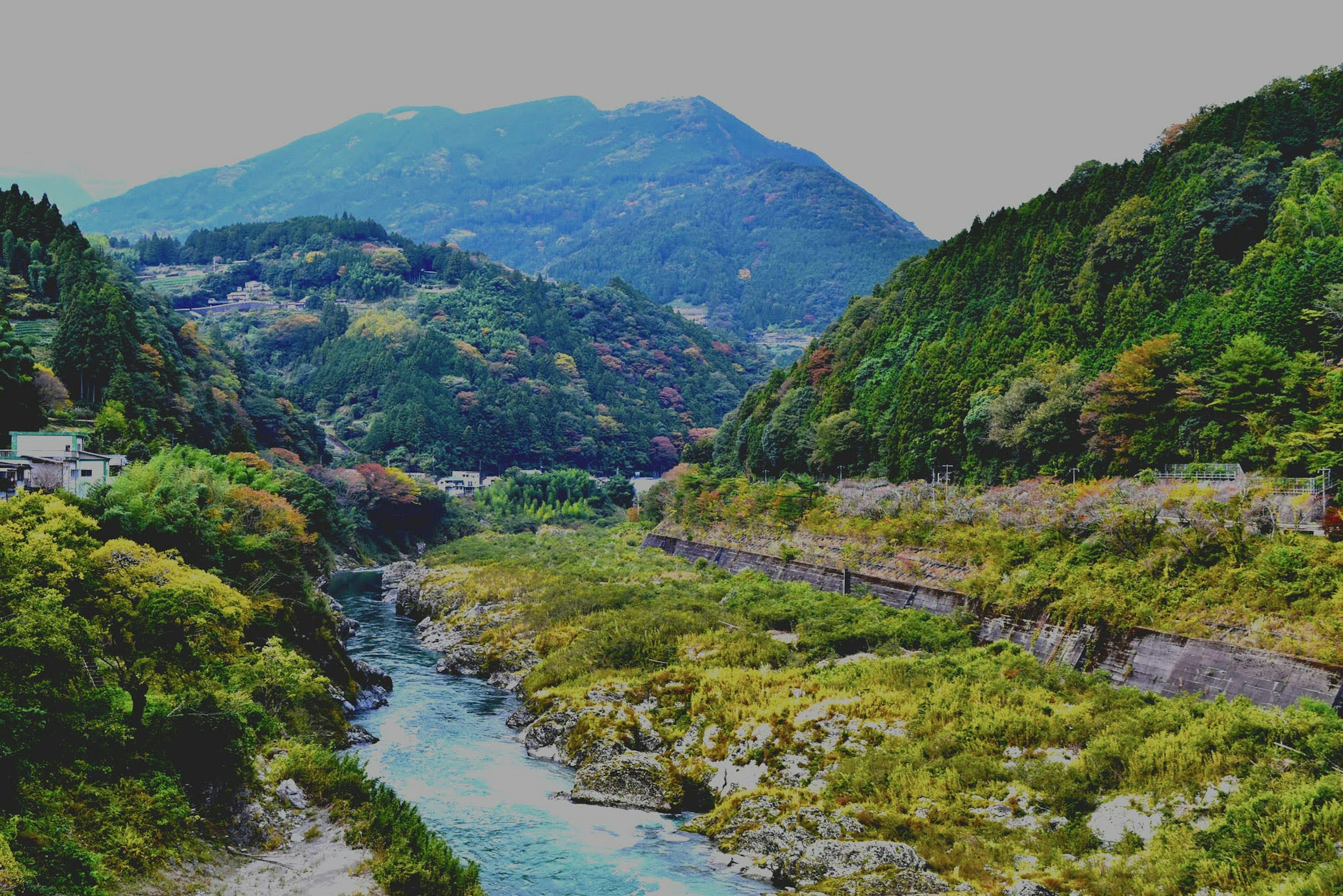 Malersicher Blick auf einen Fluss und Berge mit üppigem Grün und klarem Wasser