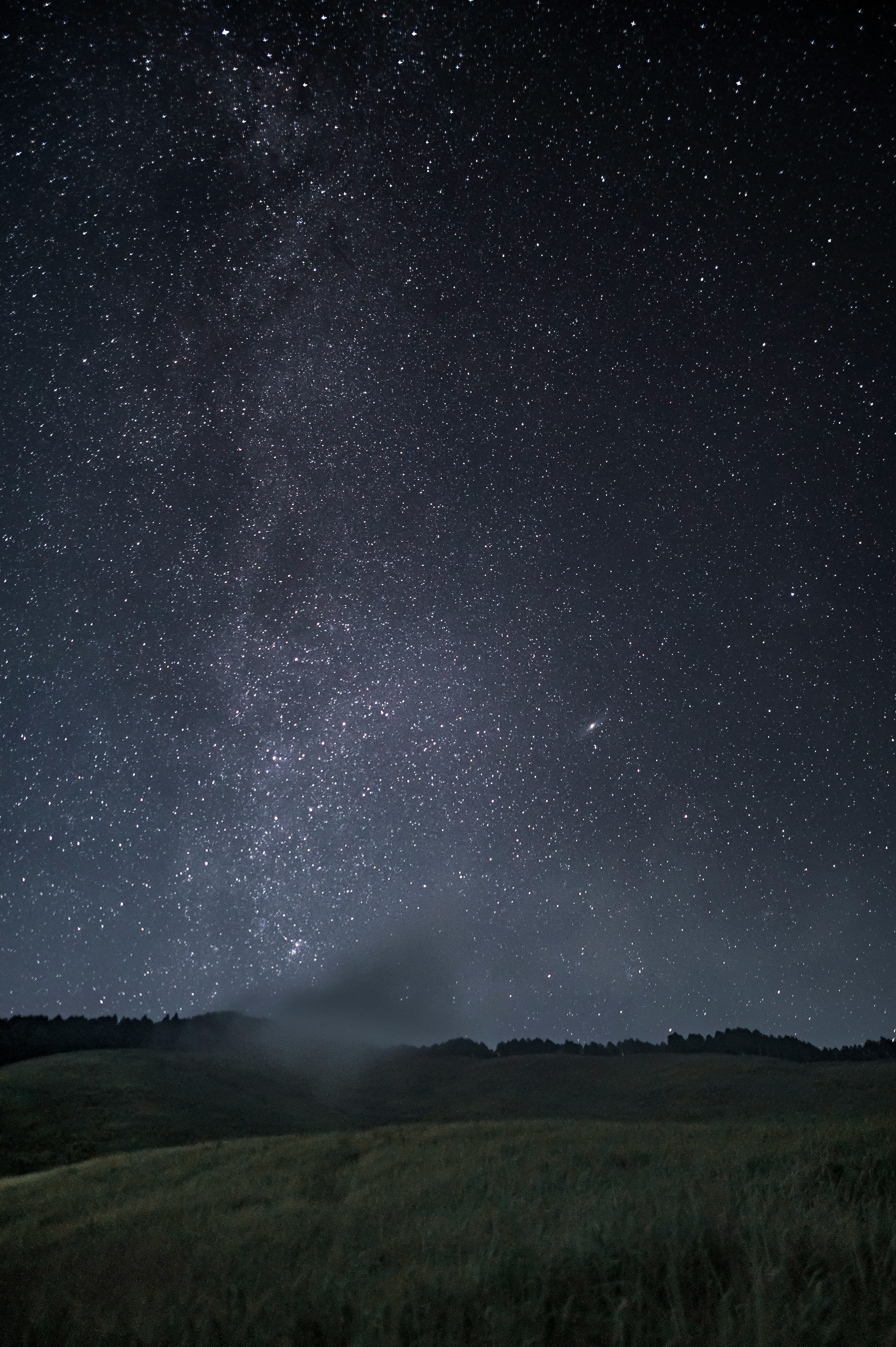 夜空に広がる星々と銀河の美しい風景