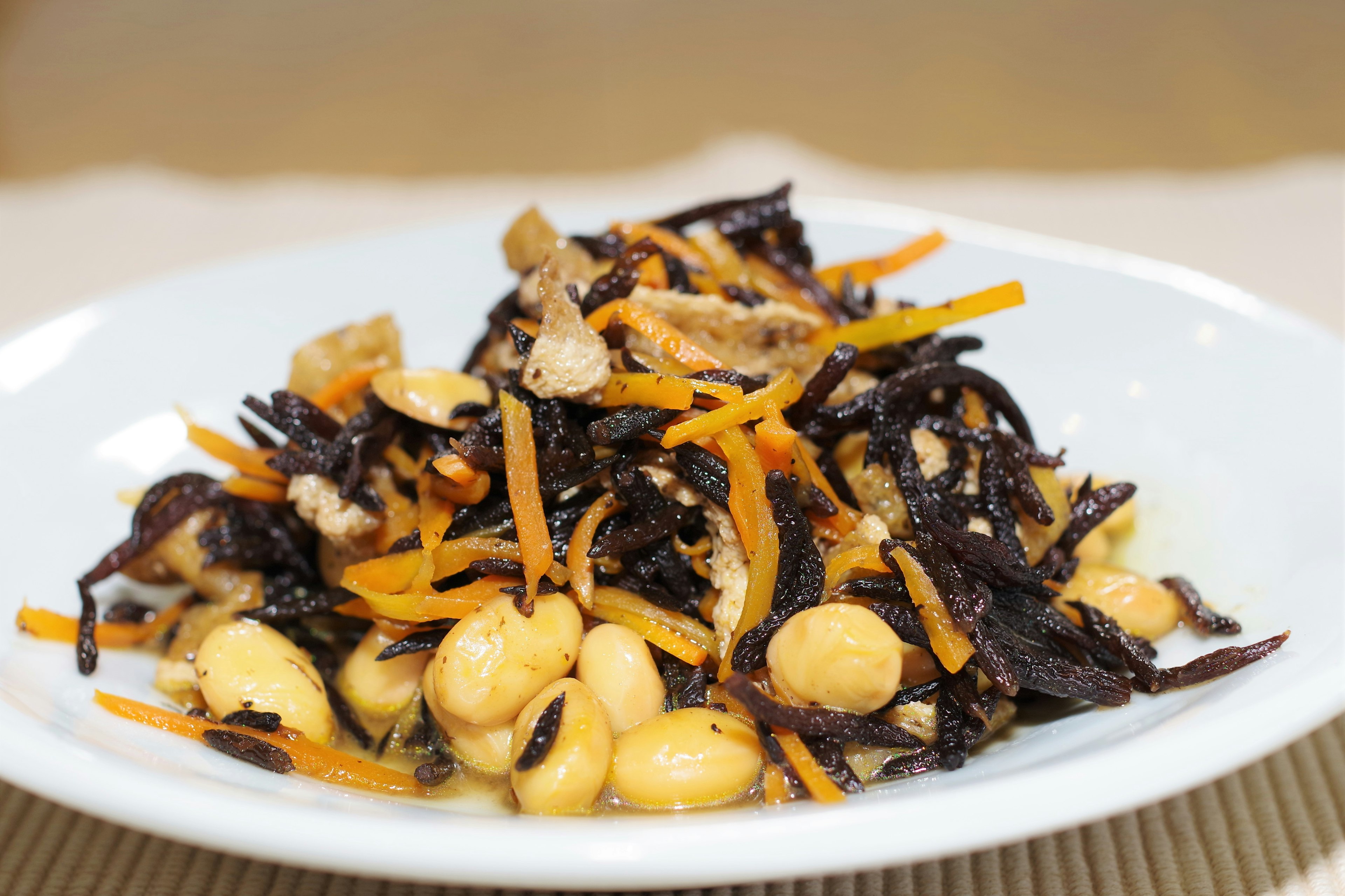 Un plato de ensalada de algas hijiki con frijoles y zanahorias