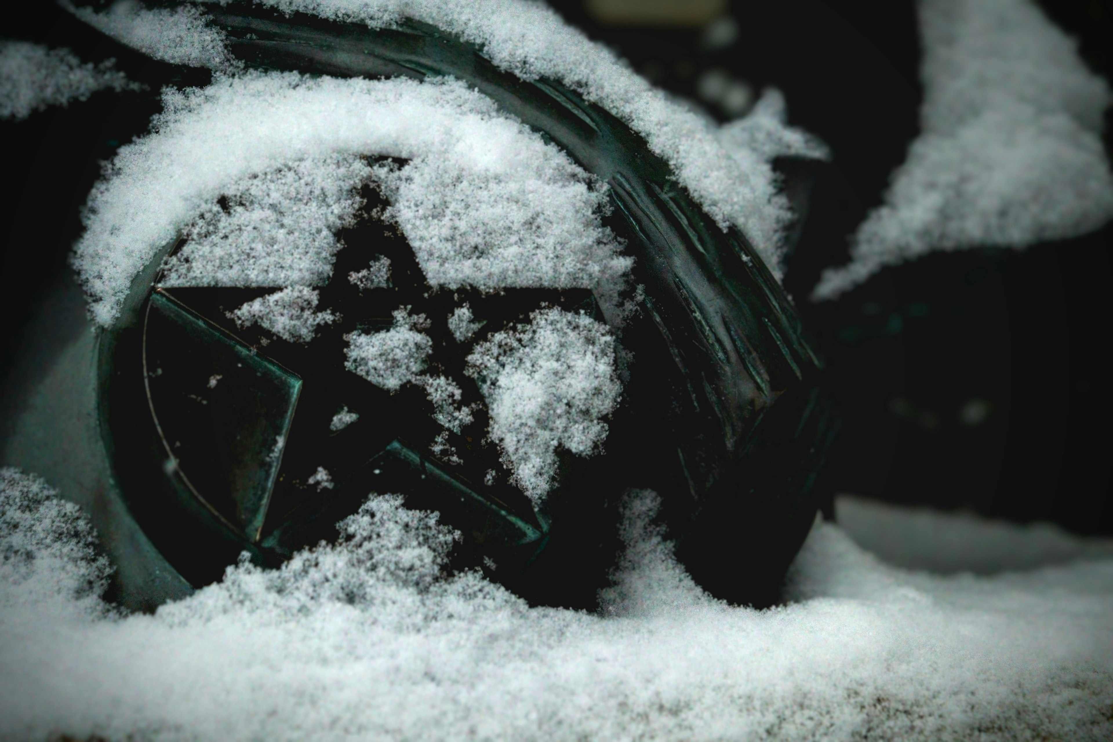 雪に覆われた黒いホイールの近接写真