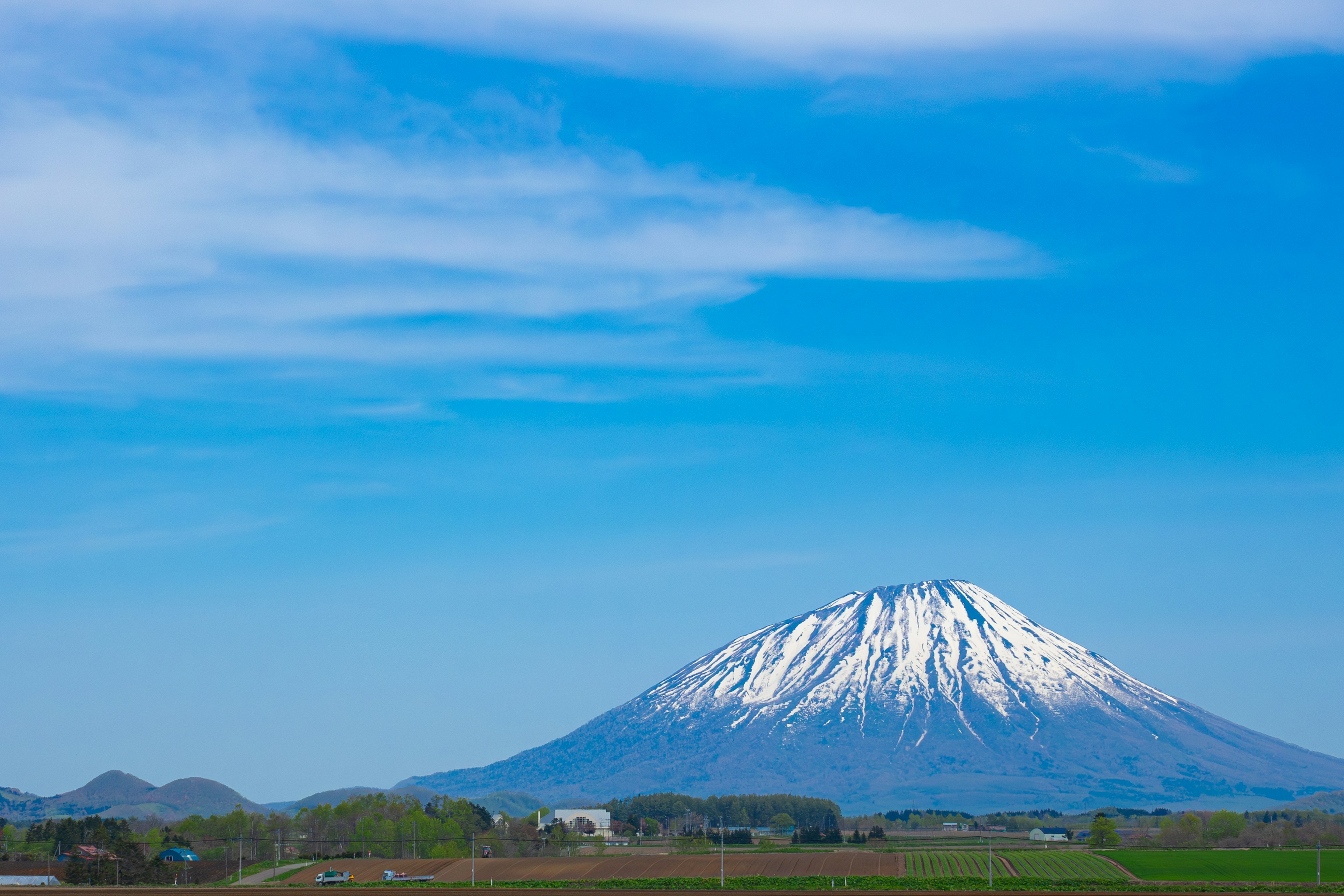 ทิวทัศน์ภูเขาหิมะสวยงามใต้ท้องฟ้าสีฟ้าใส