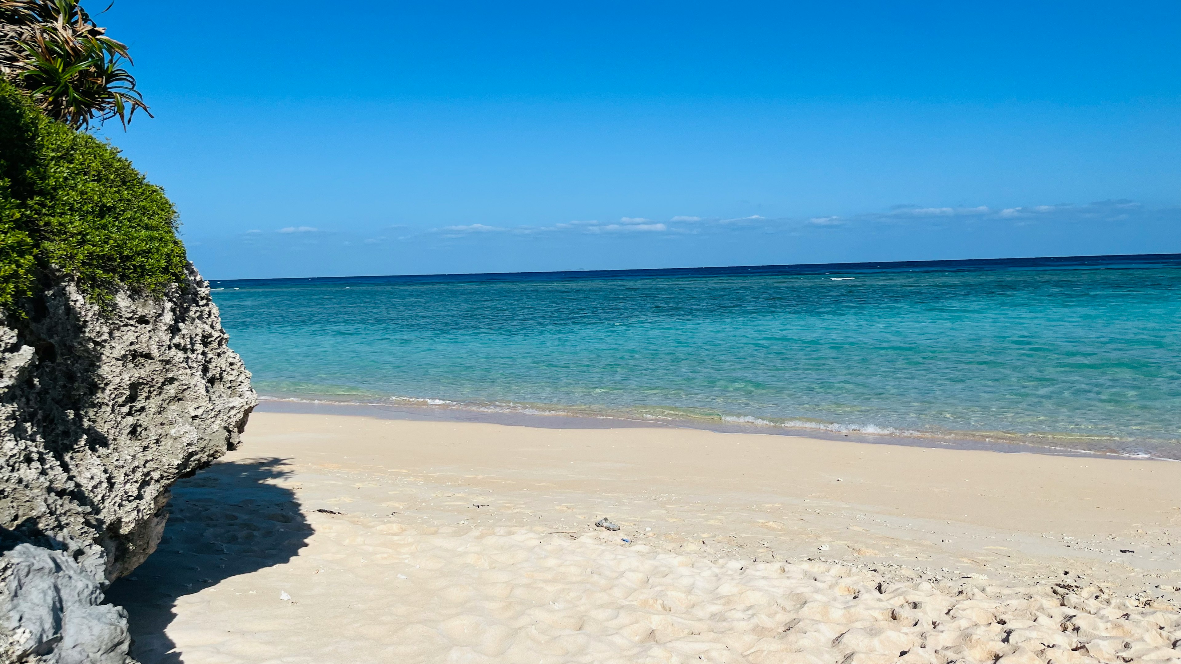 Pemandangan pantai dengan laut biru dan pasir putih