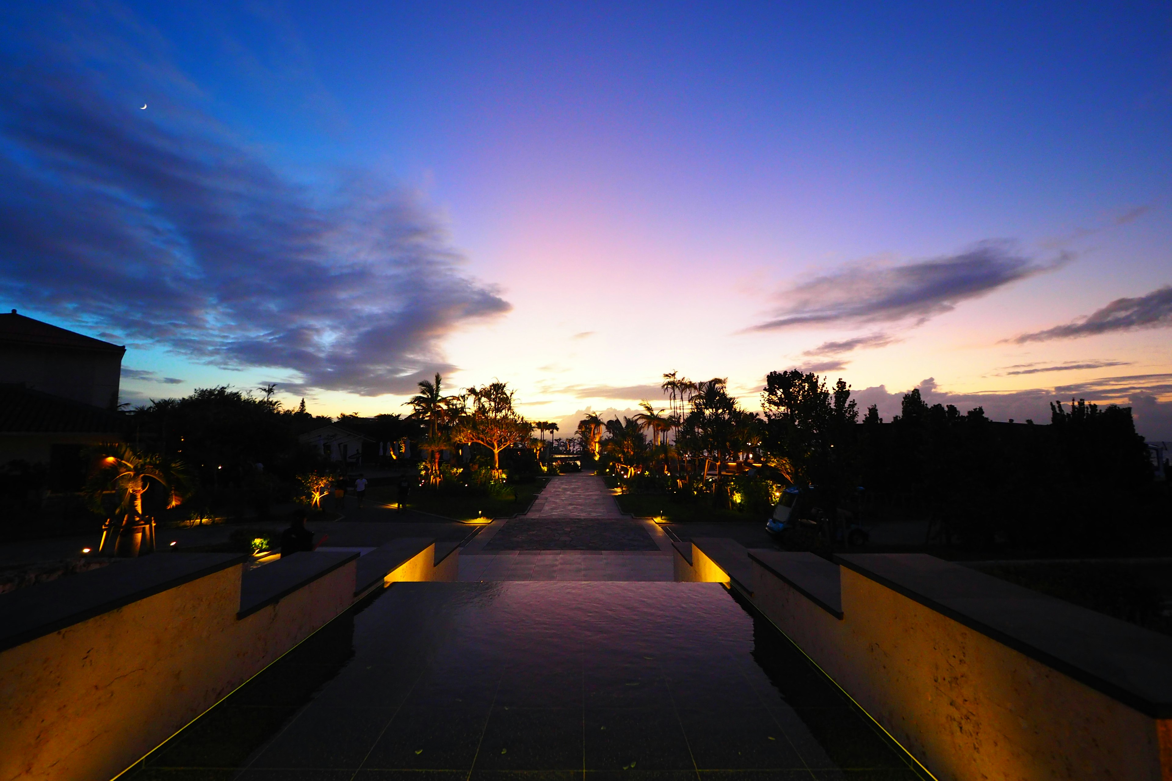 Paysage de coucher de soleil magnifique reflets sur l'eau couleurs vives harmonie entre verdure et architecture