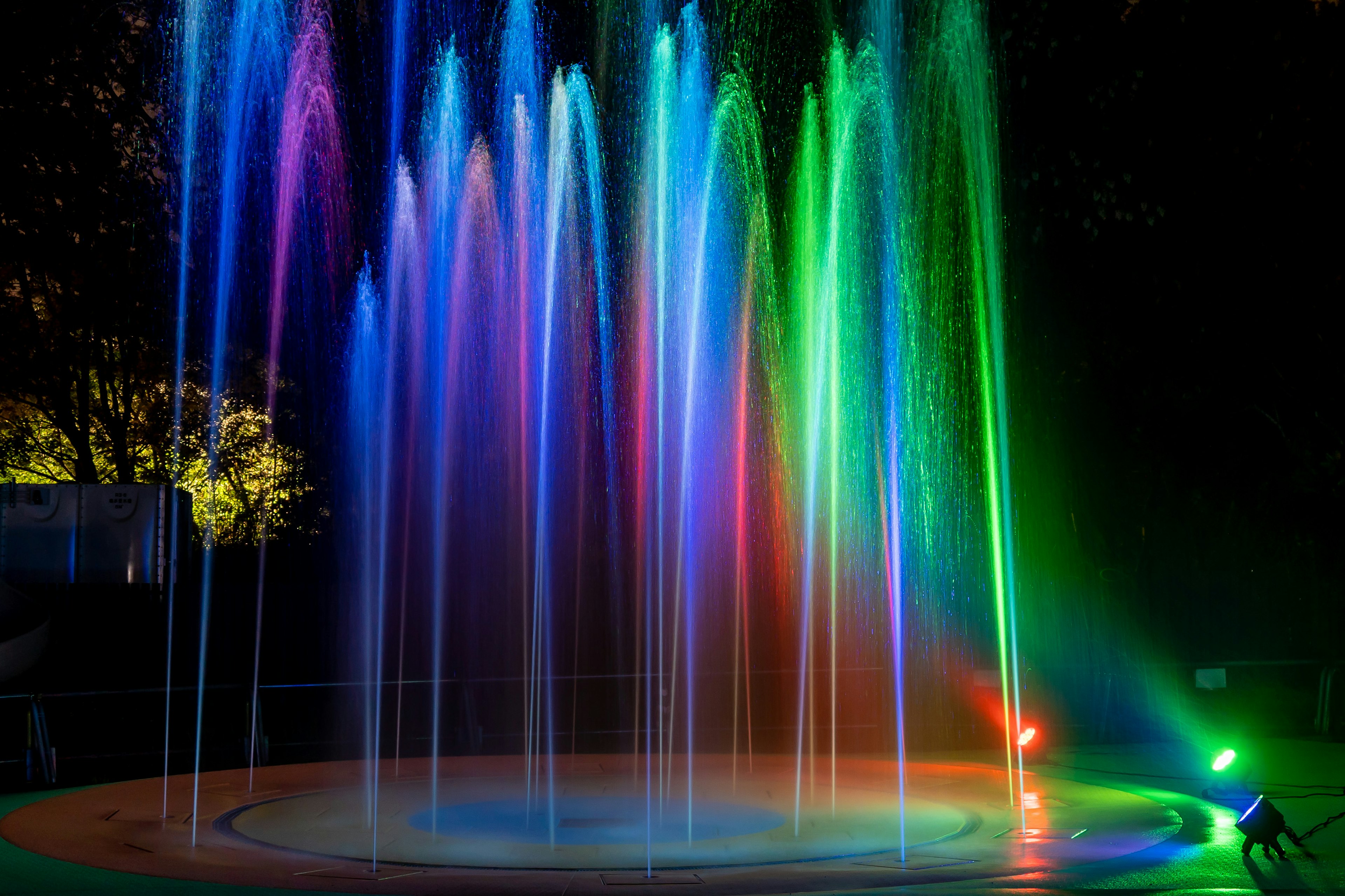 Spectacle de fontaine colorée illuminée la nuit