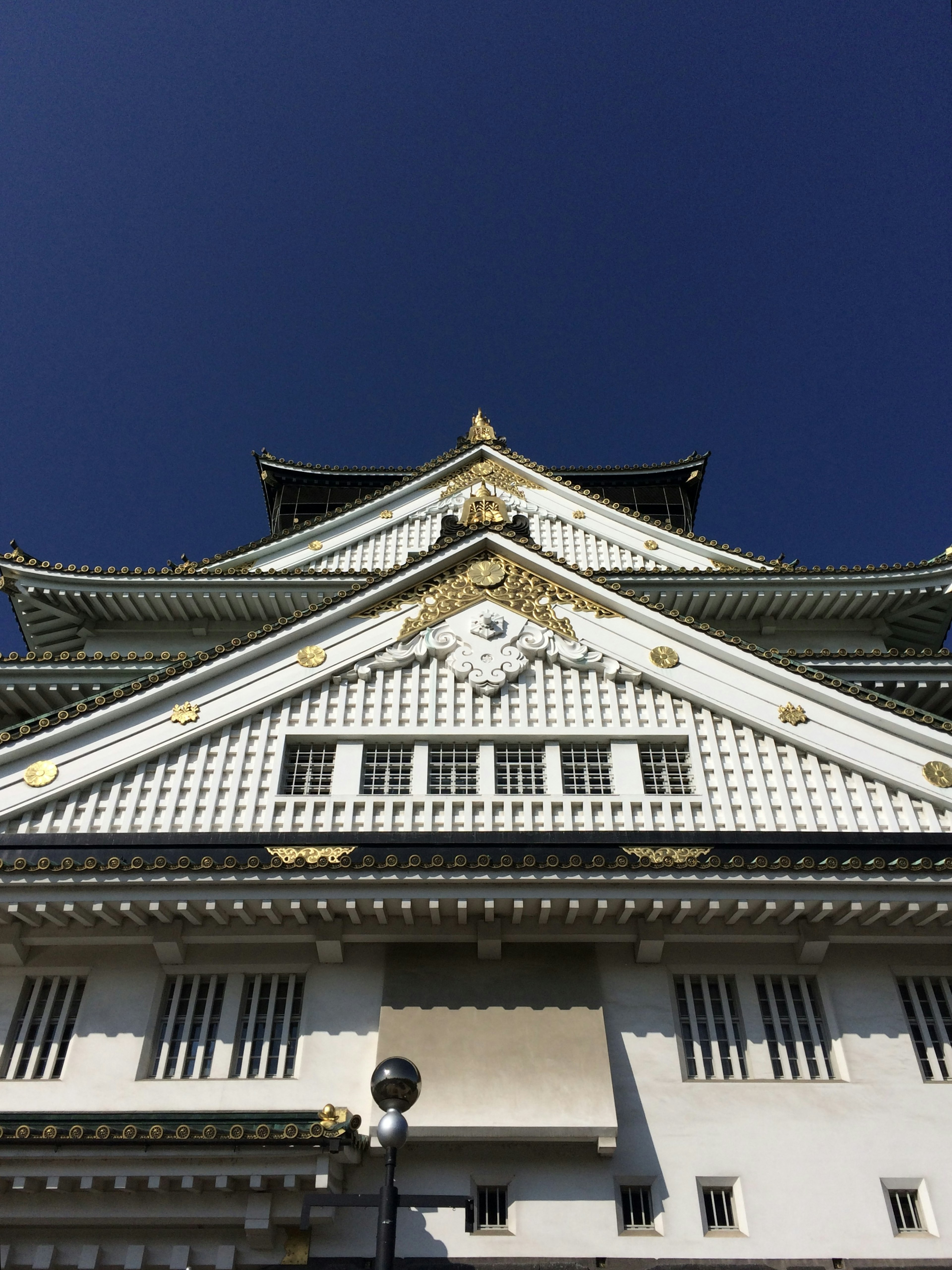 大阪城の美しい屋根と装飾が見える青空の下の写真