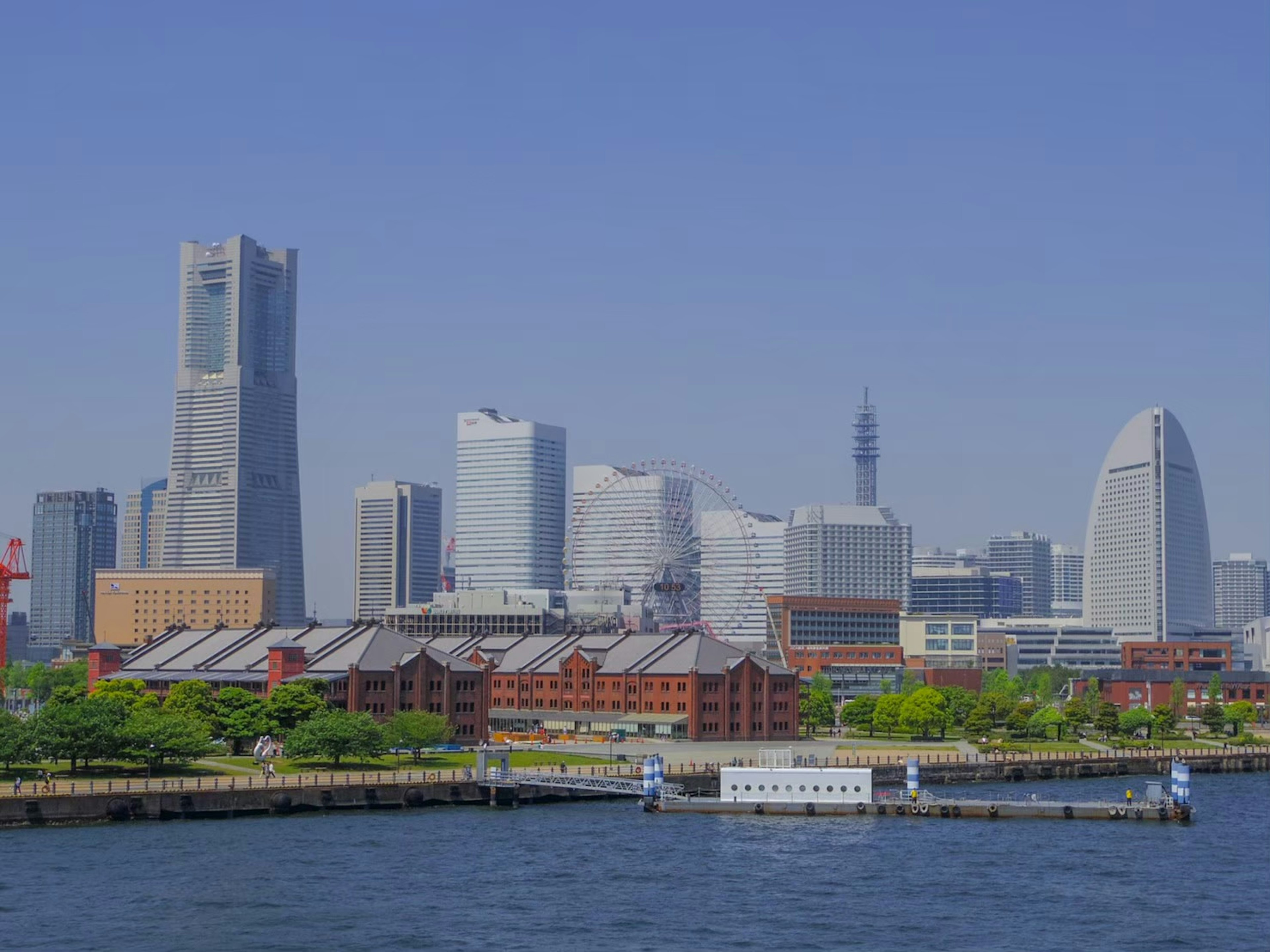 Horizonte de Yokohama con rascacielos modernos y cielo azul claro