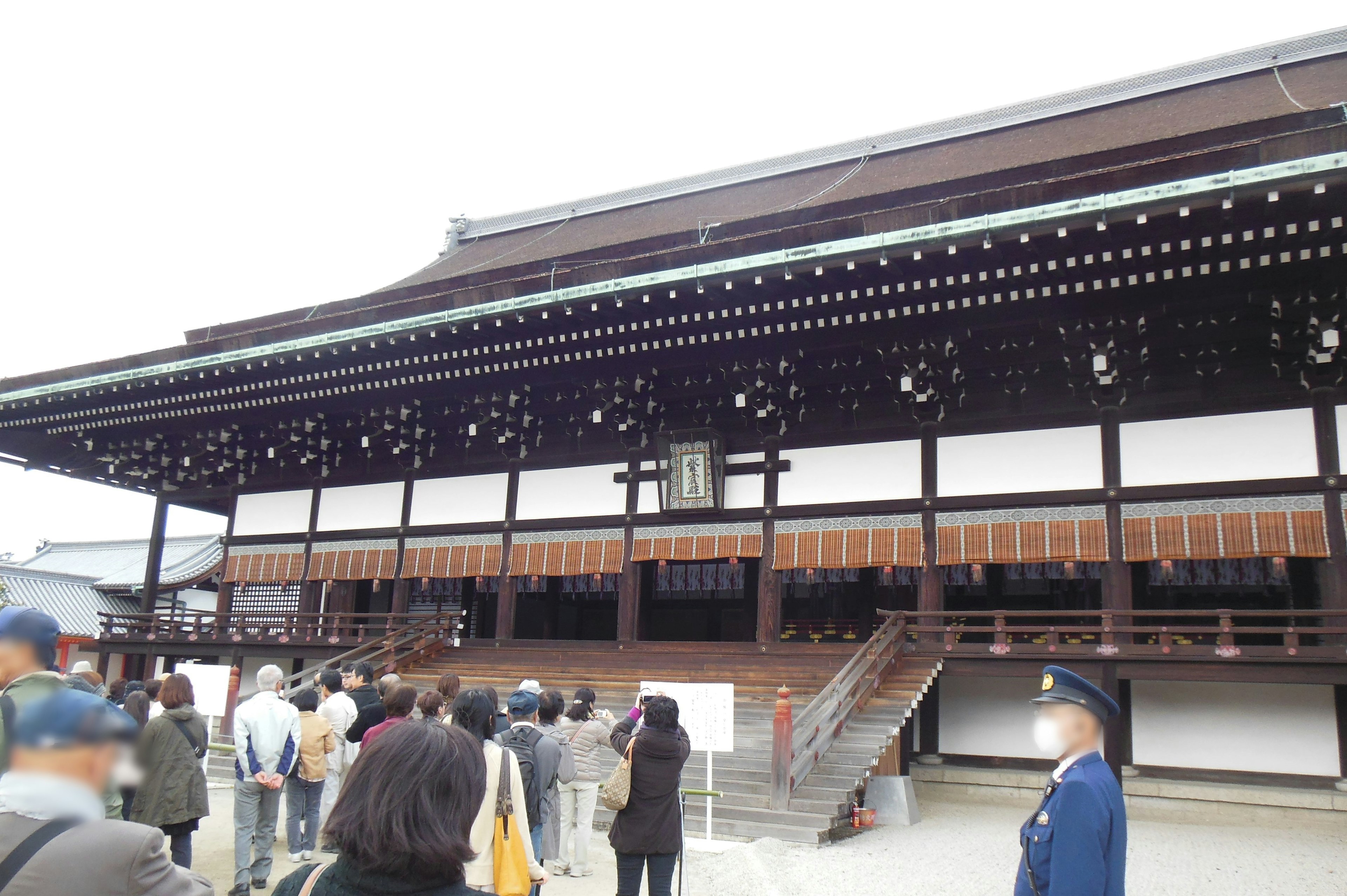 Exterior de una arquitectura japonesa tradicional con una fila de visitantes