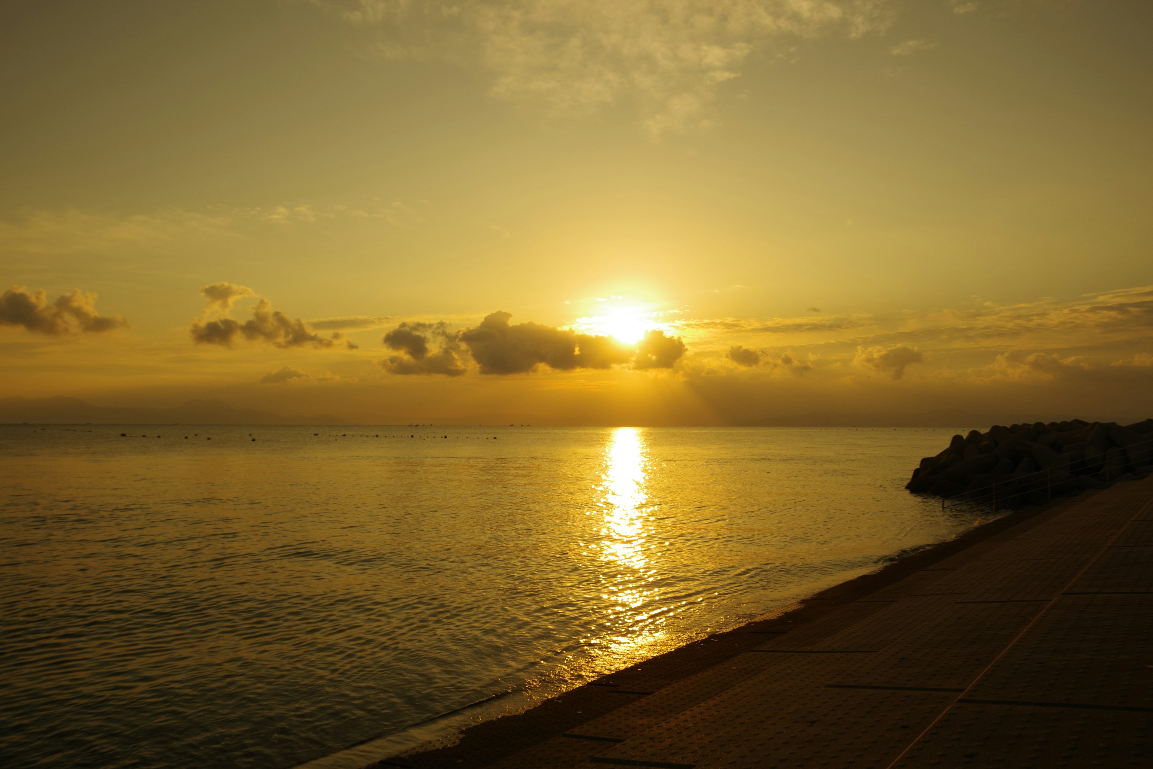 Paysage magnifique du coucher de soleil sur la mer