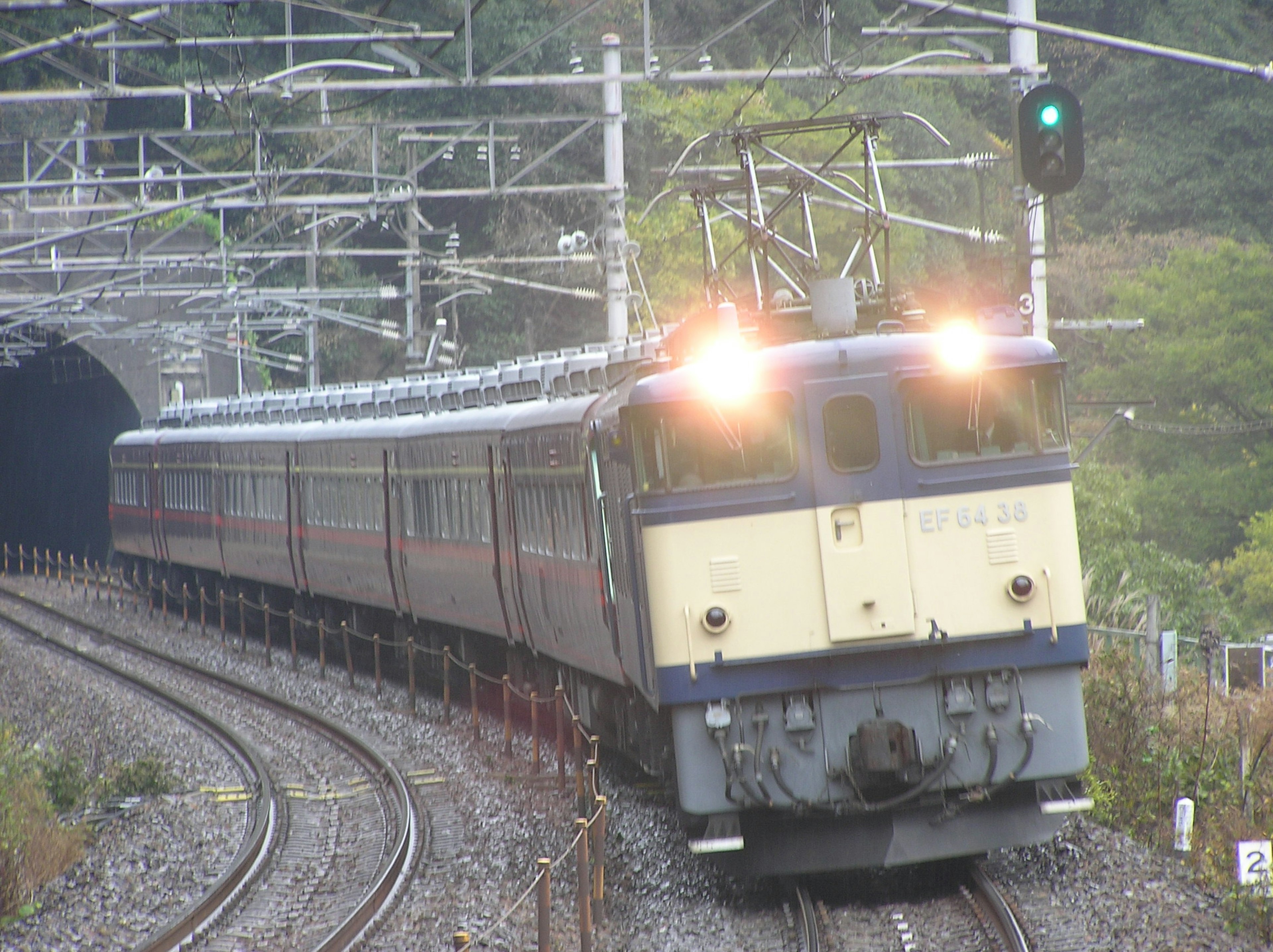 รถไฟที่กำลังเข้าใกล้อุโมงค์โดยมีมุมมองด้านข้างที่มองเห็นได้