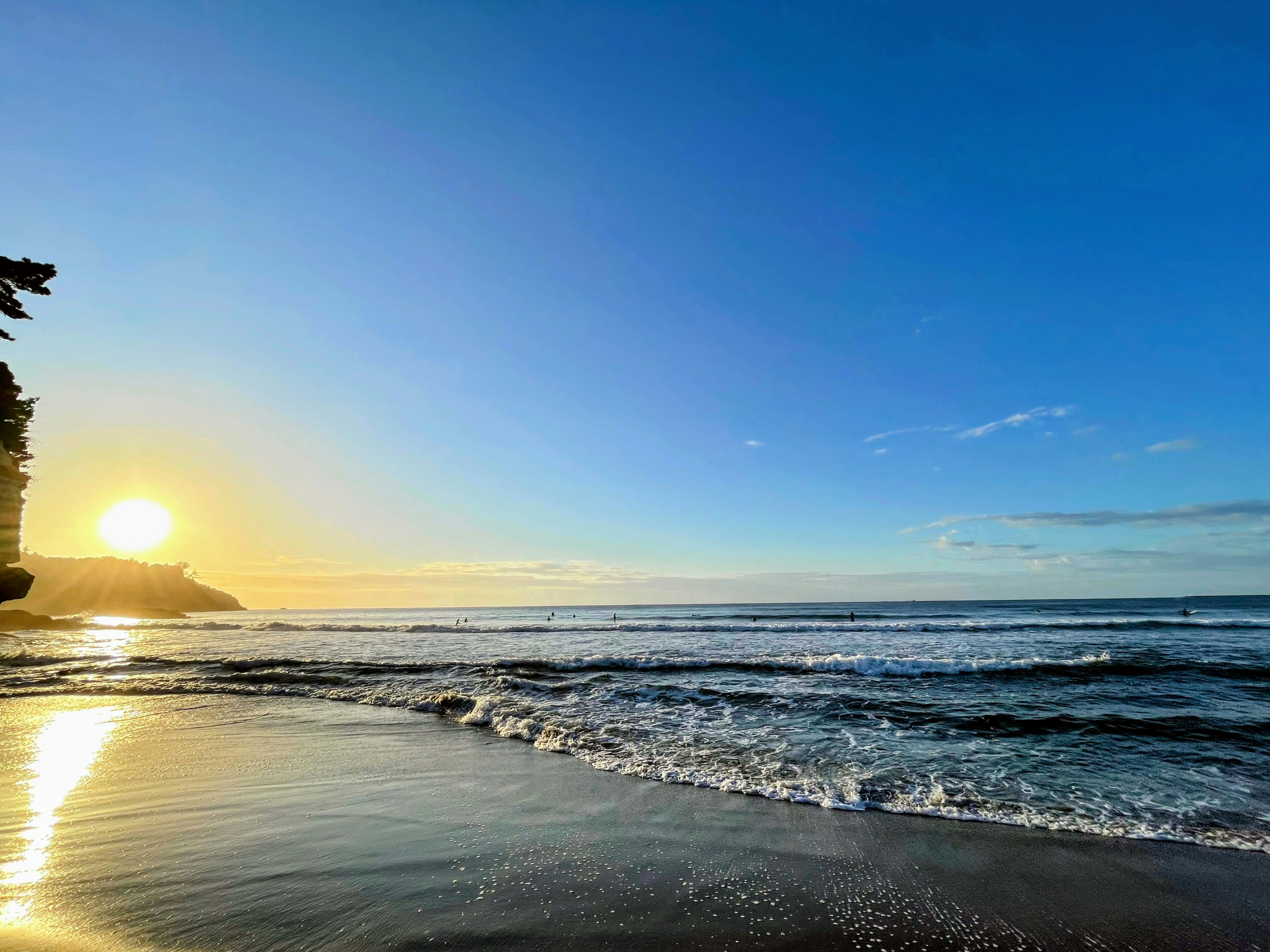 美丽的海浪和日落景色