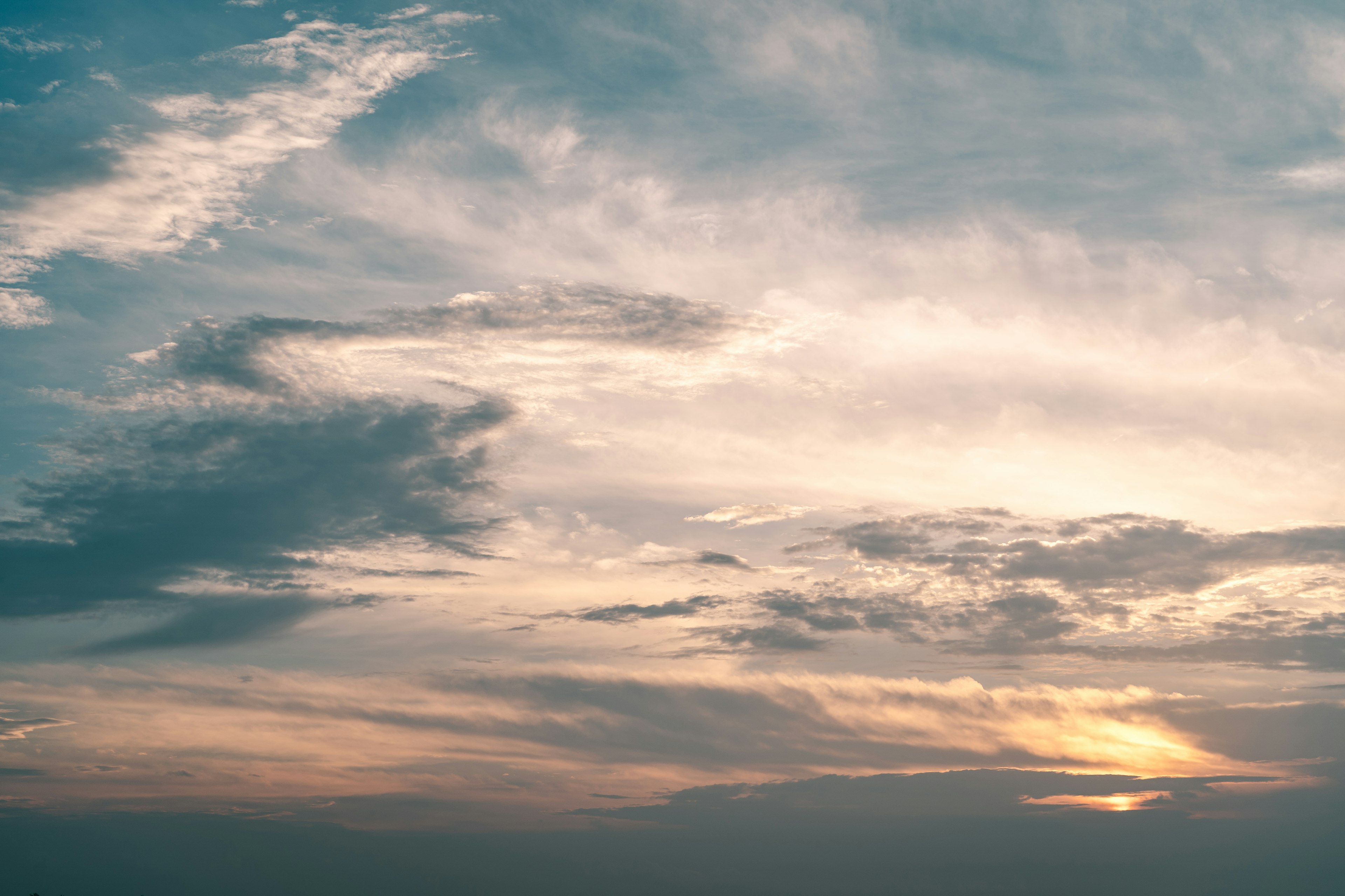 Hermosa escena de atardecer con cielo en degradado azul y naranja