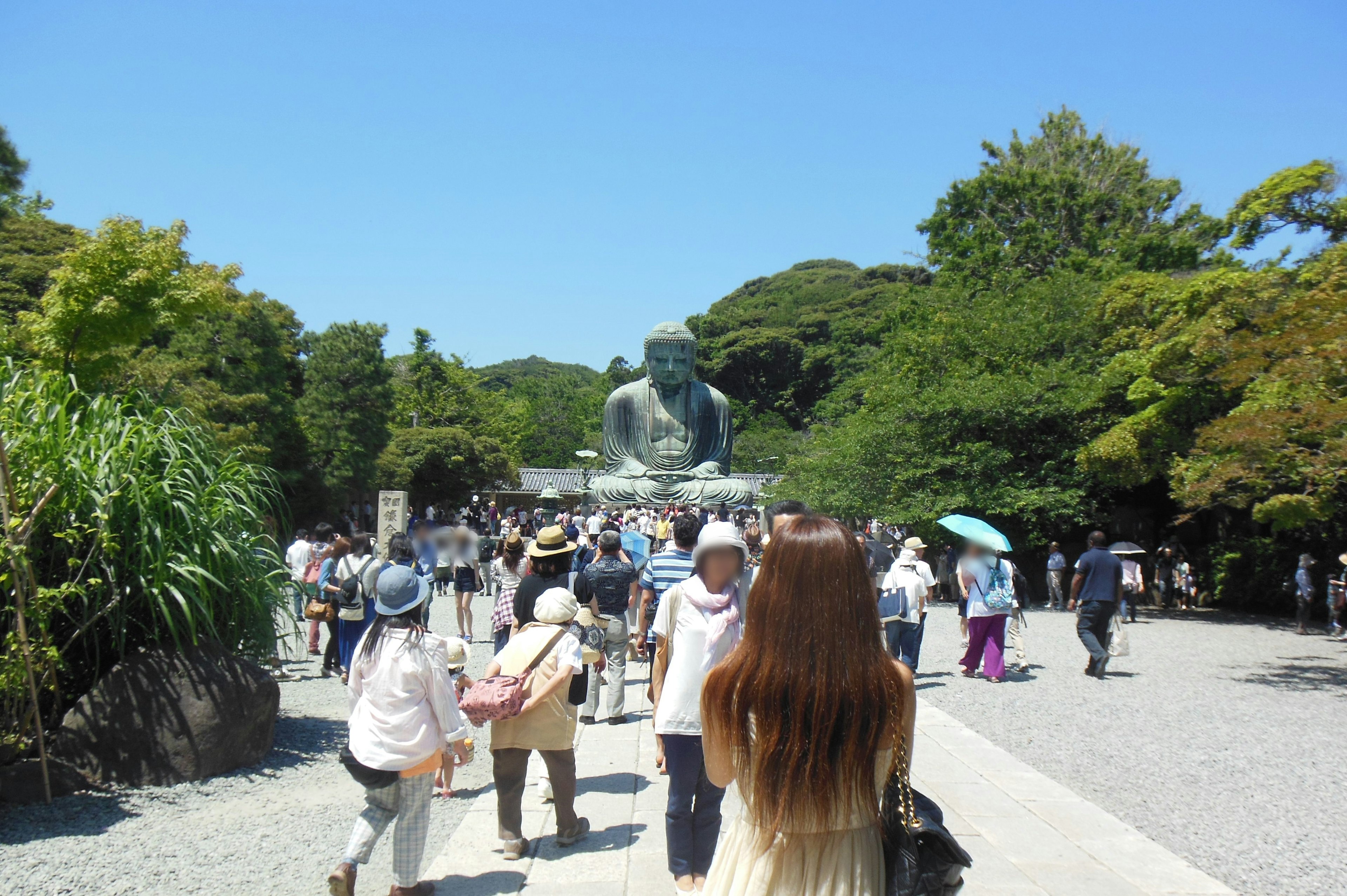 Escena animada de turistas visitando una estatua gigante de Buda