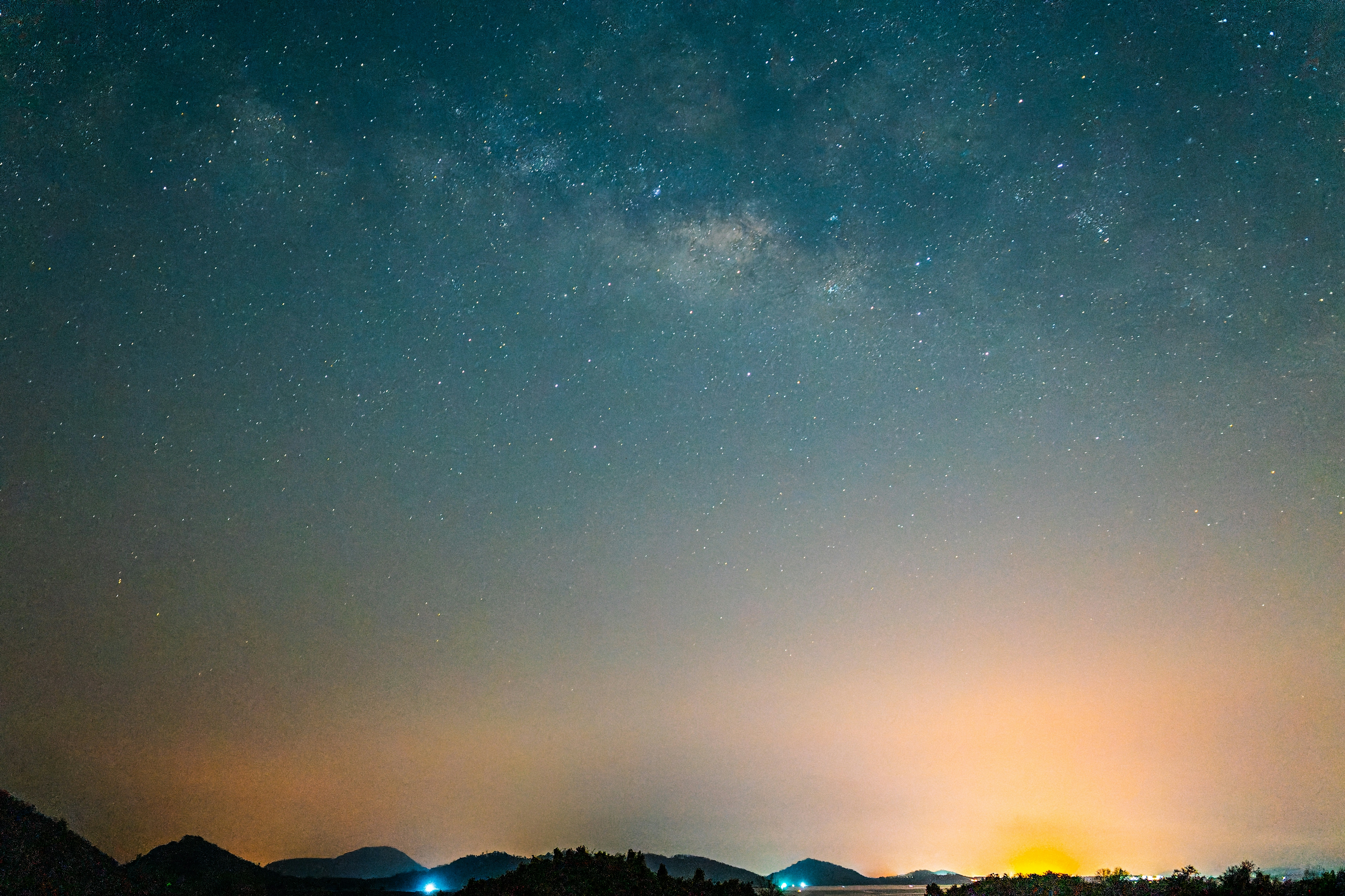 星空と山々のシルエットが見える夜の風景