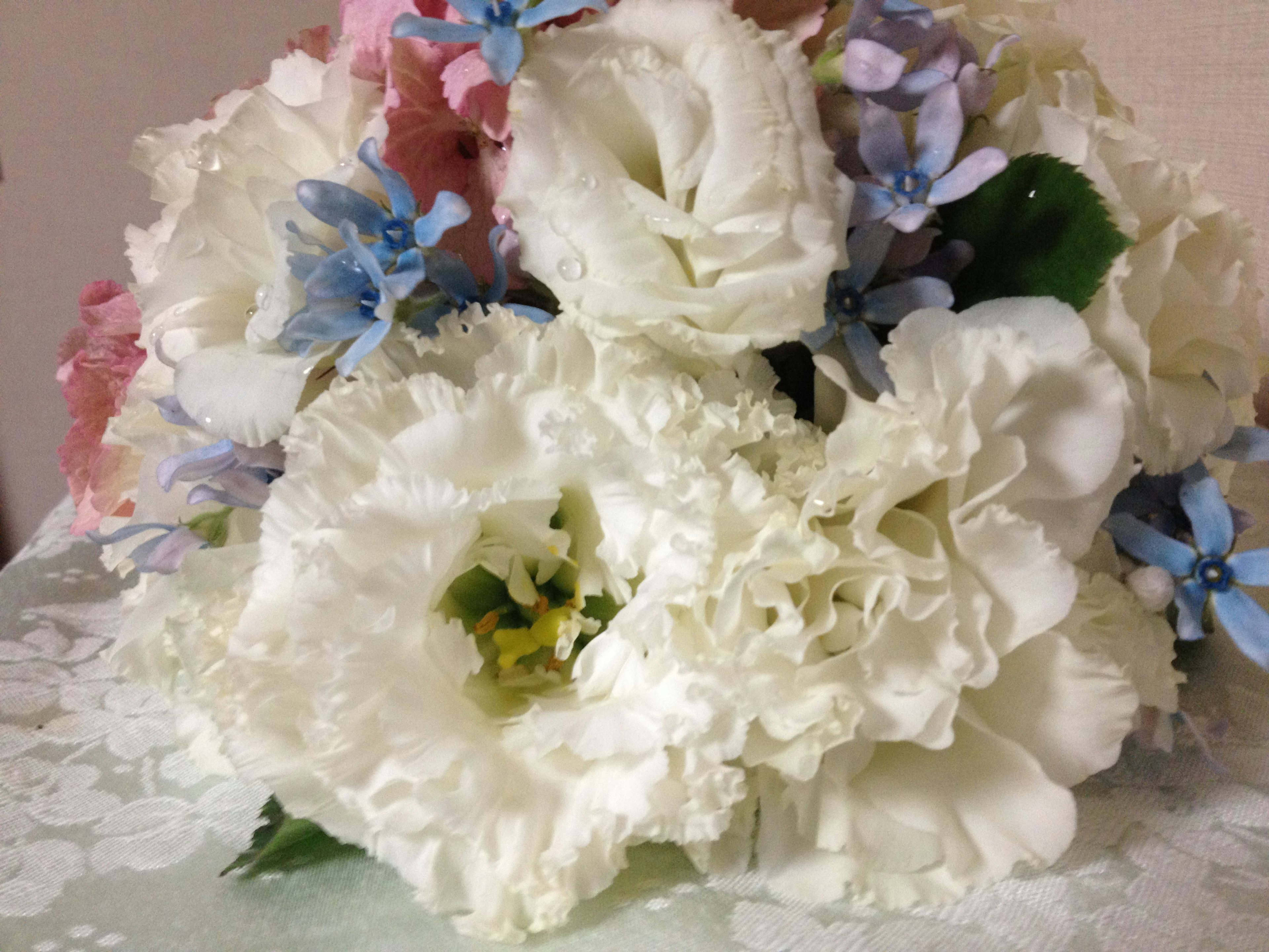 Bouquet avec des fleurs blanches et bleues