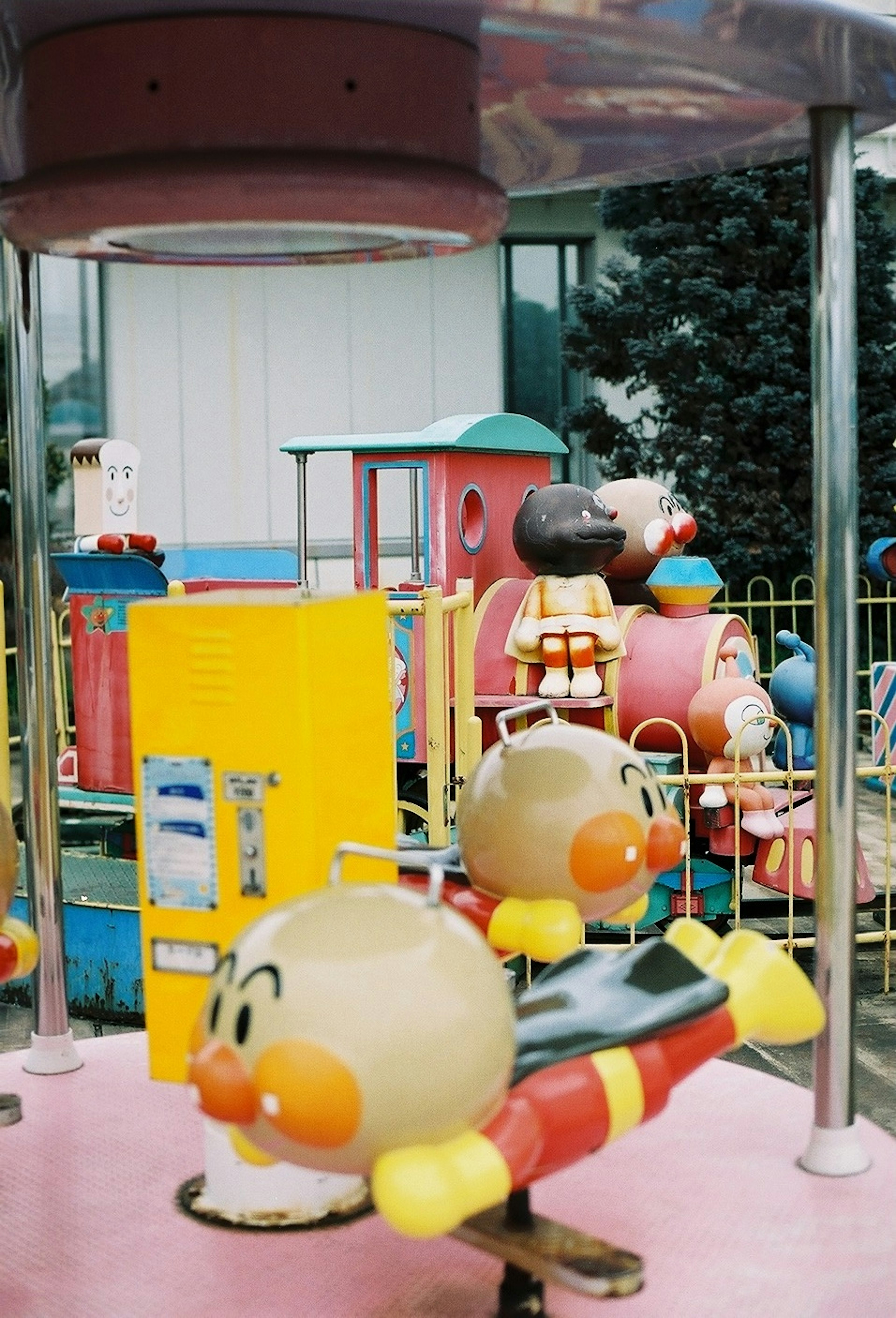 Parque infantil con atracciones de personajes de dibujos animados coloridos