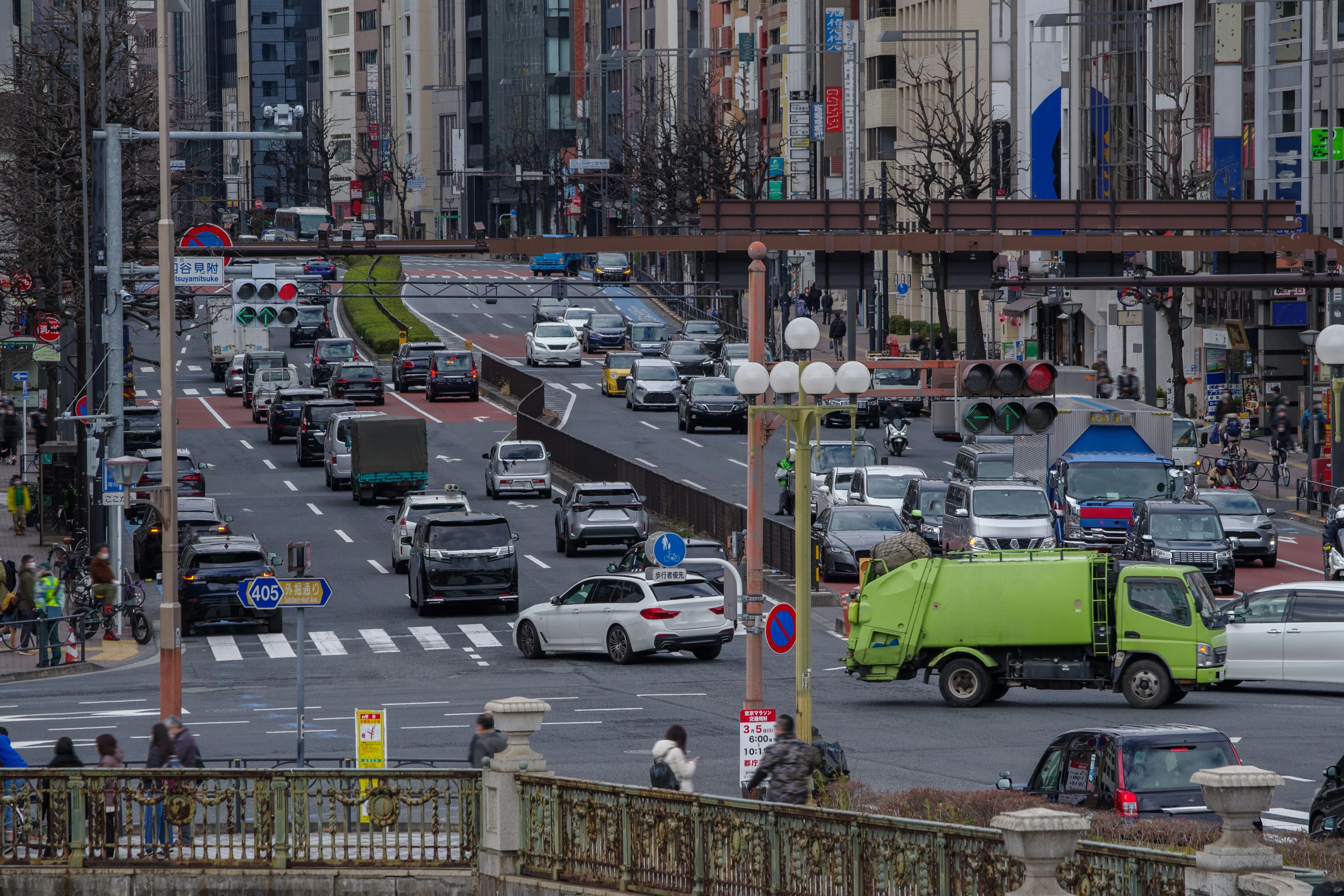 Scena di traffico urbano con vari veicoli su una strada trafficata