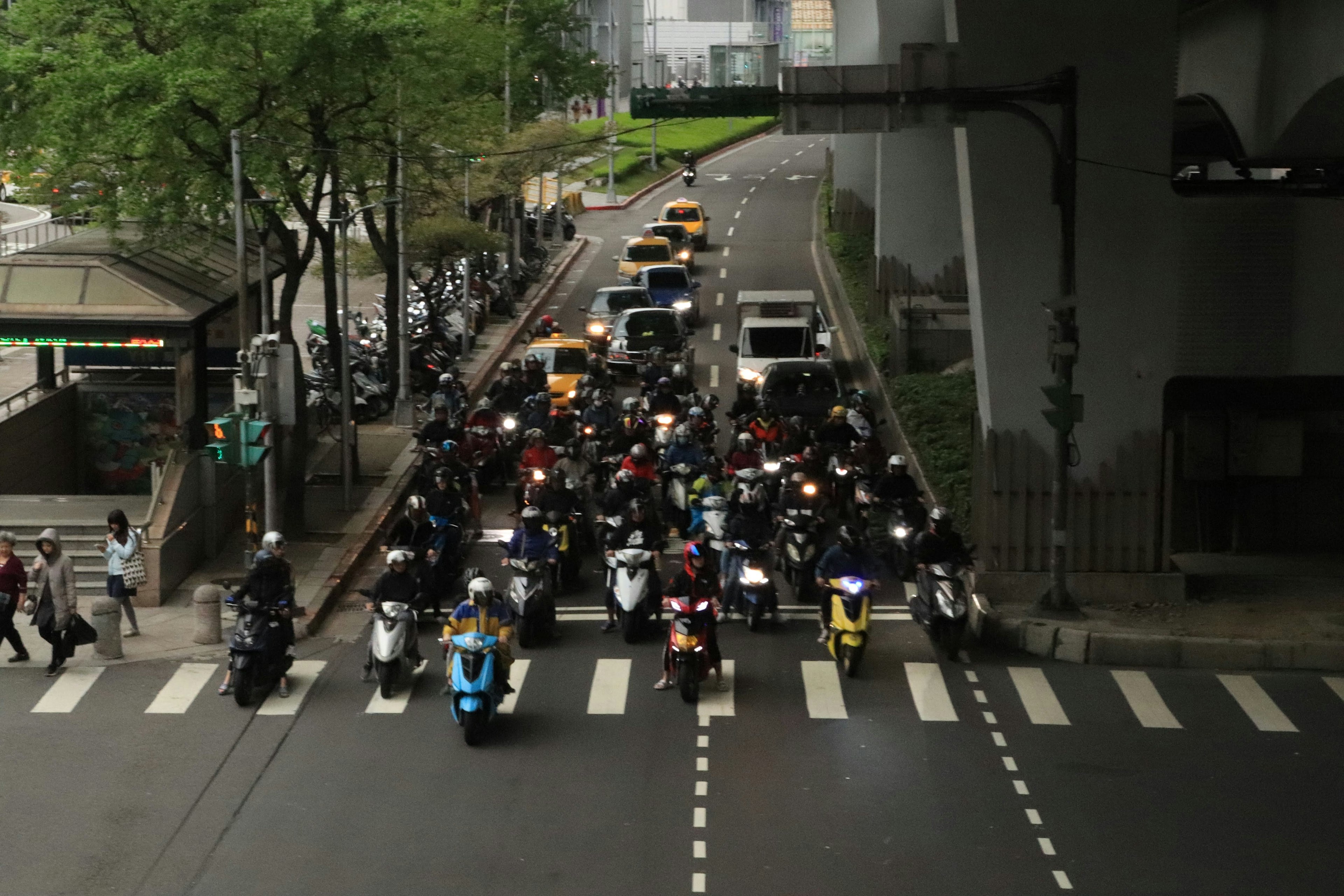 복잡한 교차로에 대기 중인 많은 오토바이와 자동차