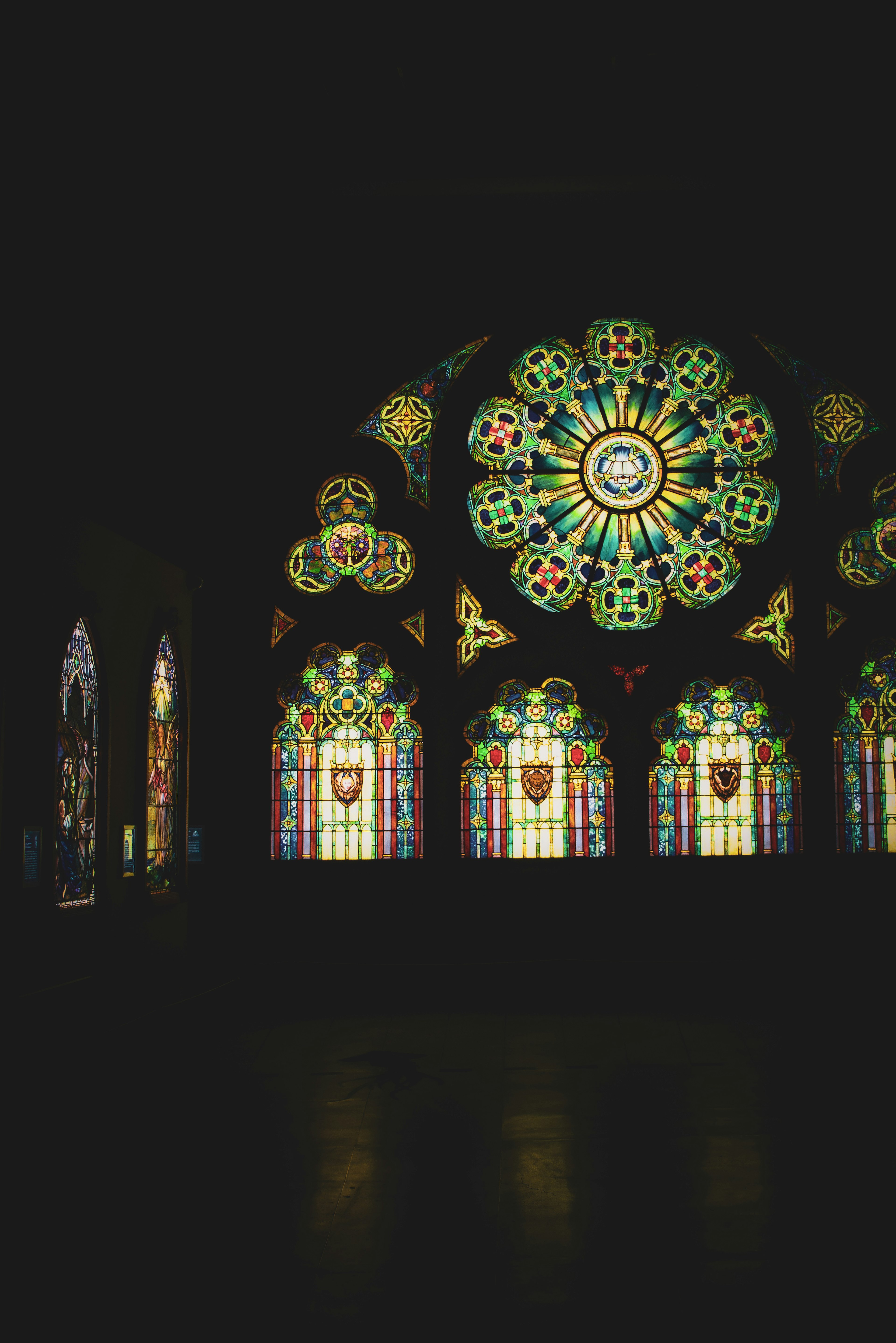 Intérieur d'une église avec de belles fenêtres en vitrail