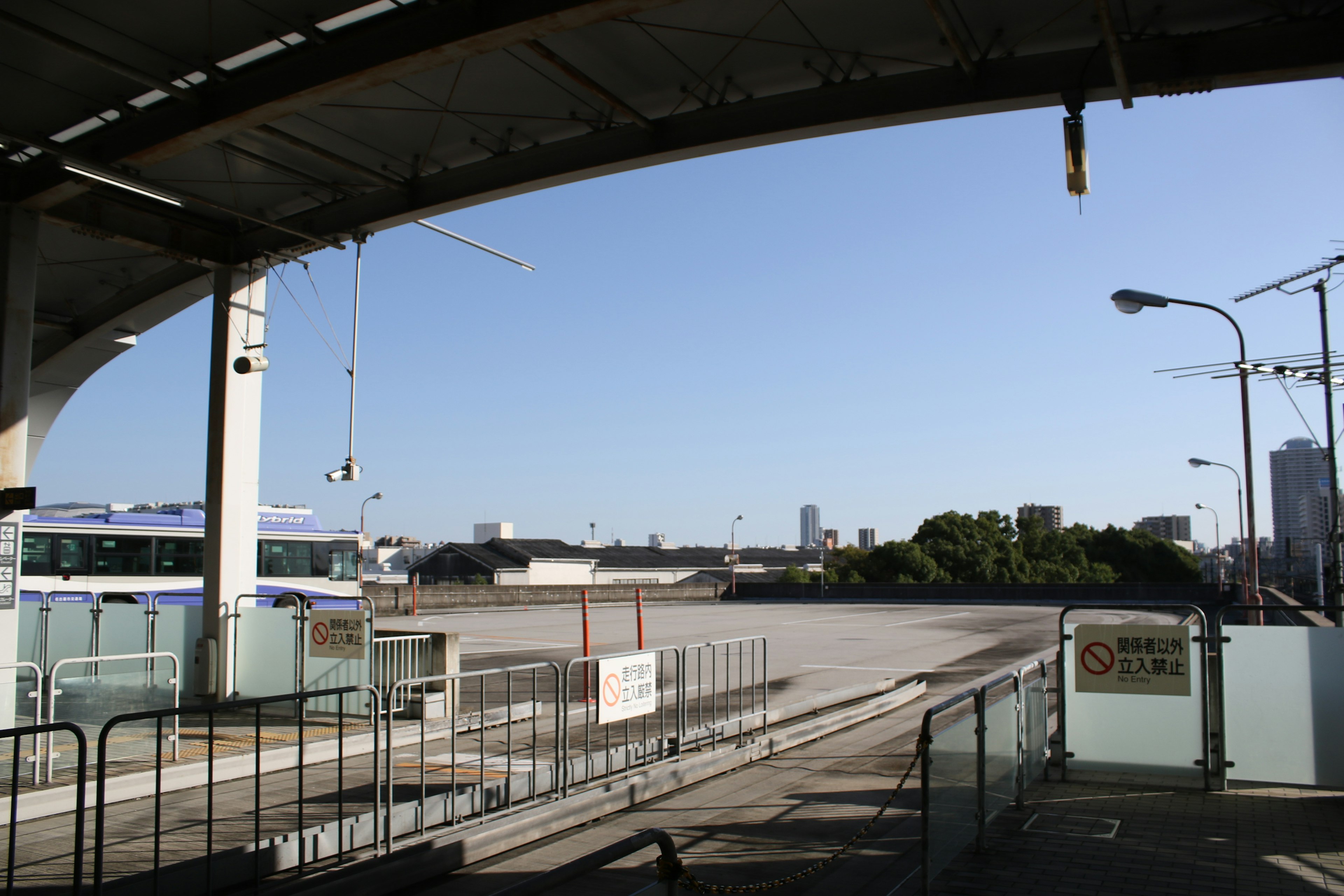 駅のプラットフォームからの広い眺め、晴れた青空と遠くのビルが見える