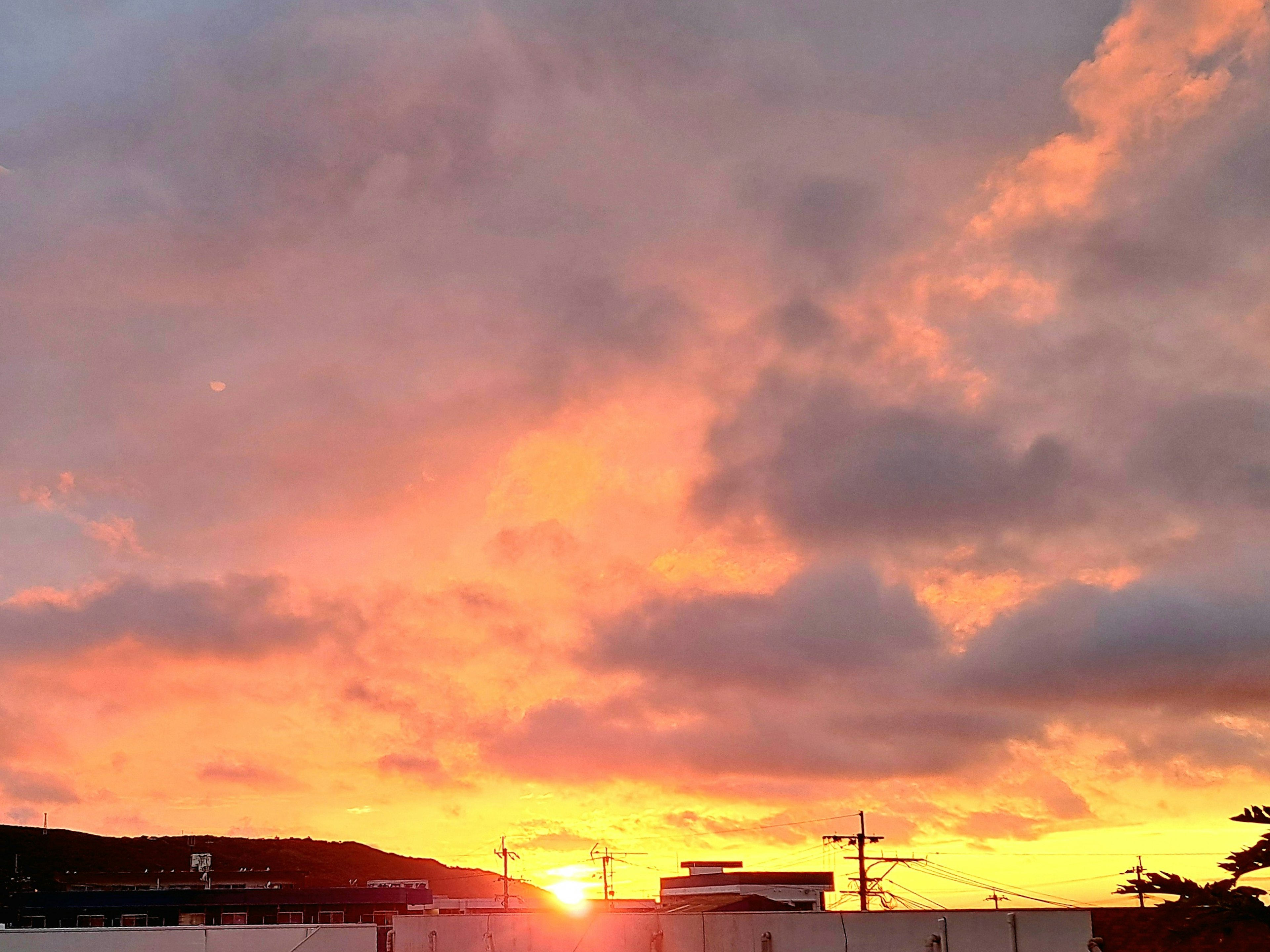 Un hermoso cielo al atardecer con nubes naranjas y rosas