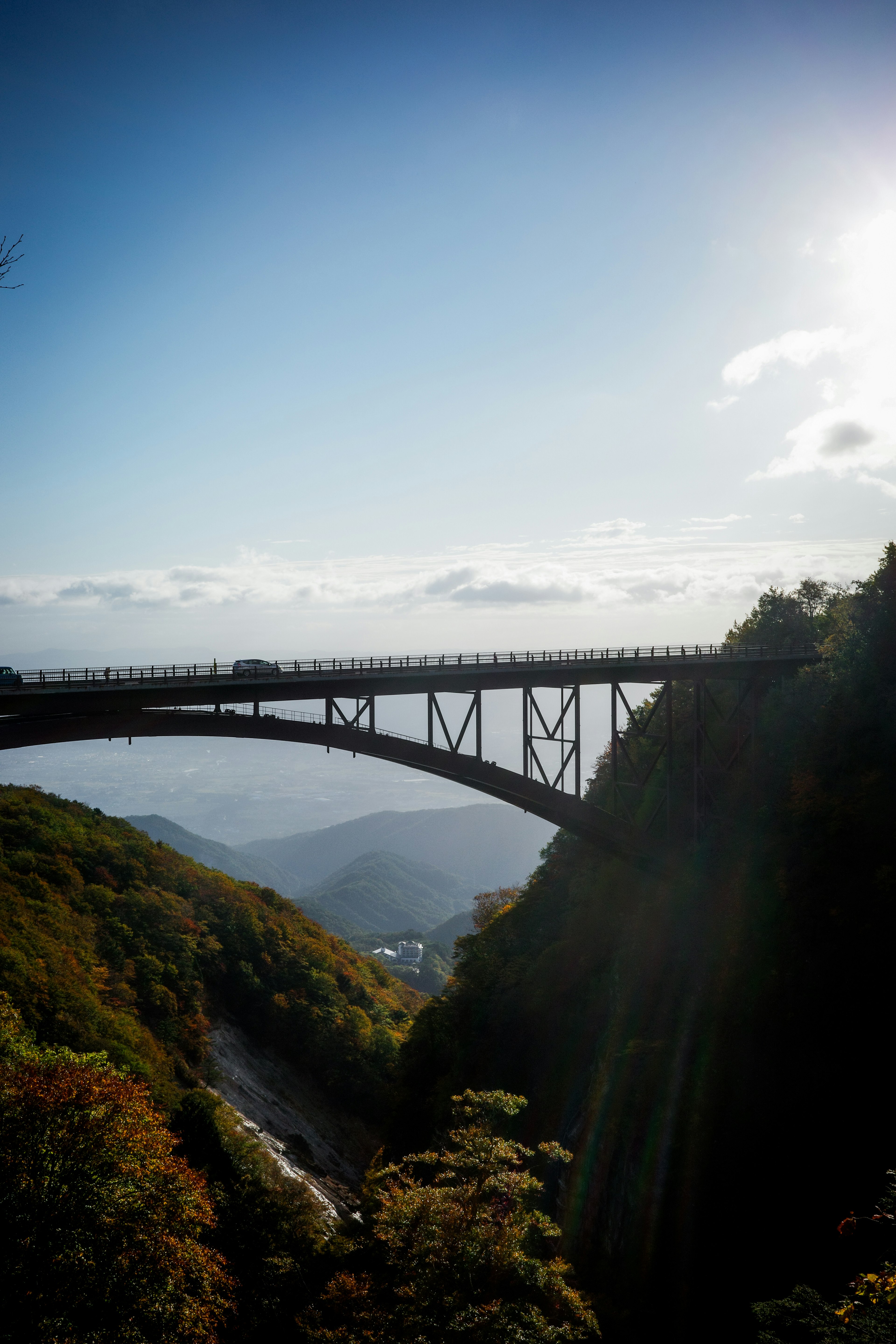 美しい山々に囲まれた壮大な橋の風景