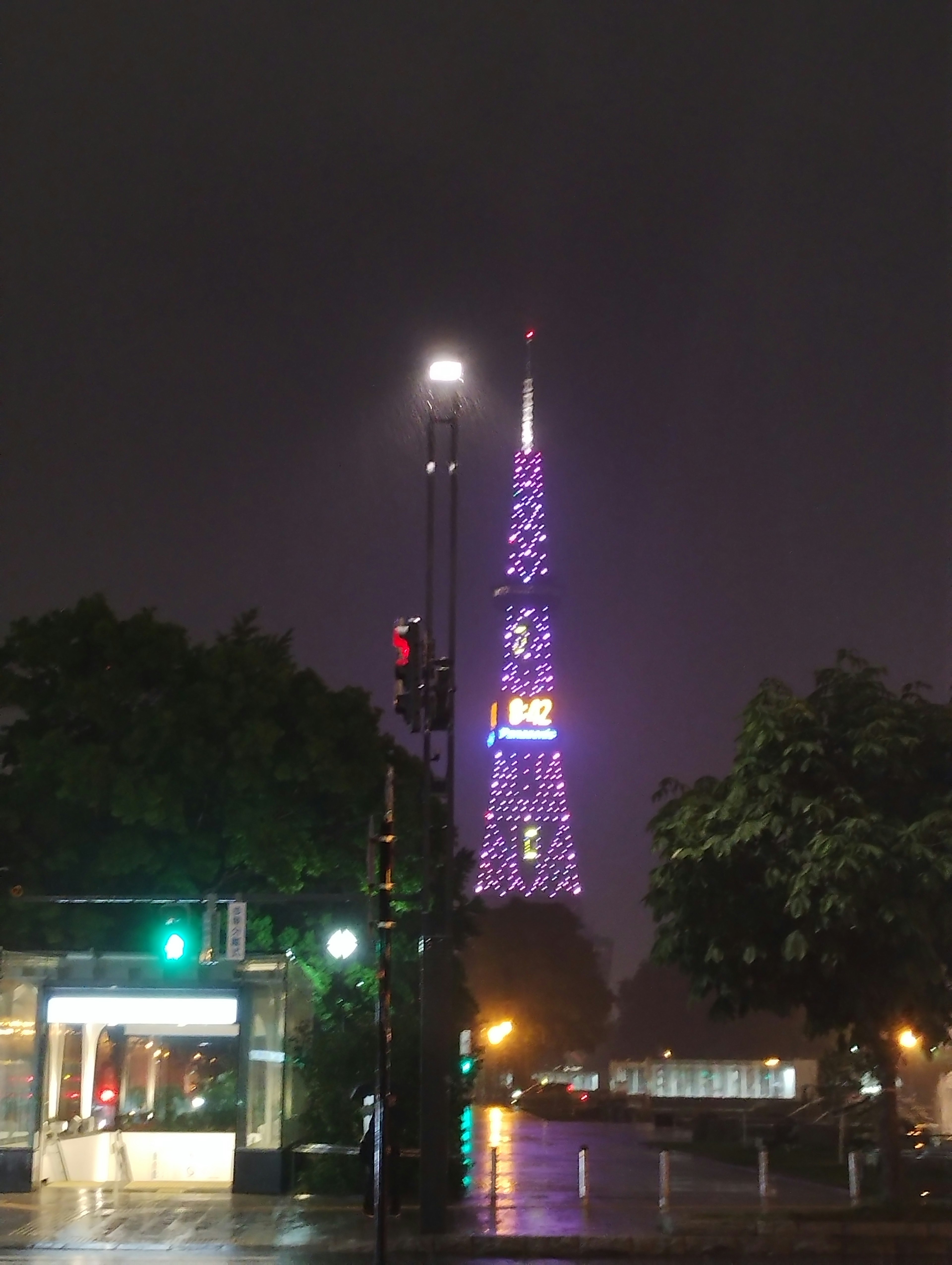 Tokio Tower bei Nacht mit lila Lichtern beleuchtet