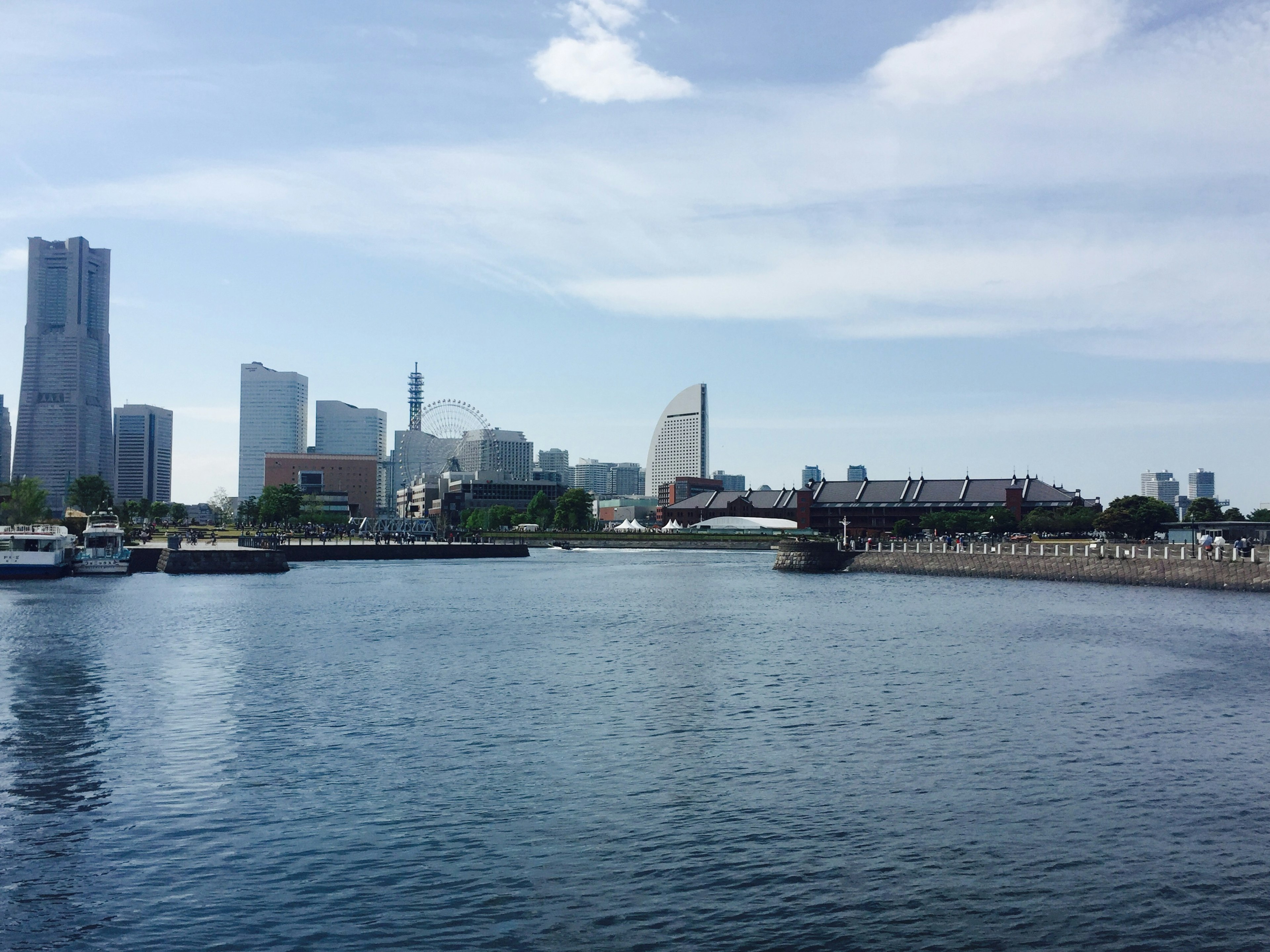 Pemandangan pelabuhan Yokohama dengan gedung pencakar langit dan air tenang