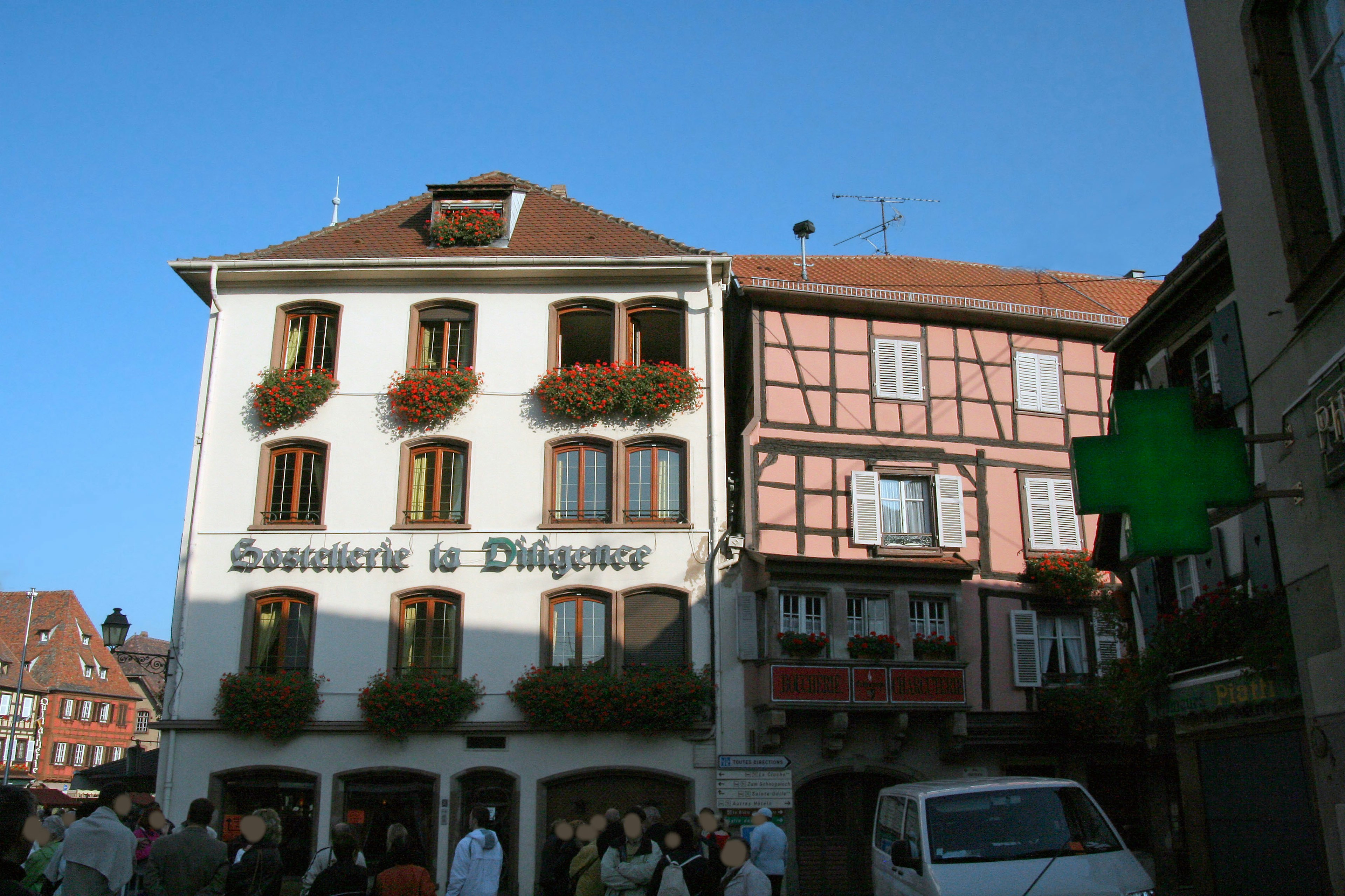 Traditionelles Gebäude mit blumengeschmückten Balkonen in einer malerischen Straße