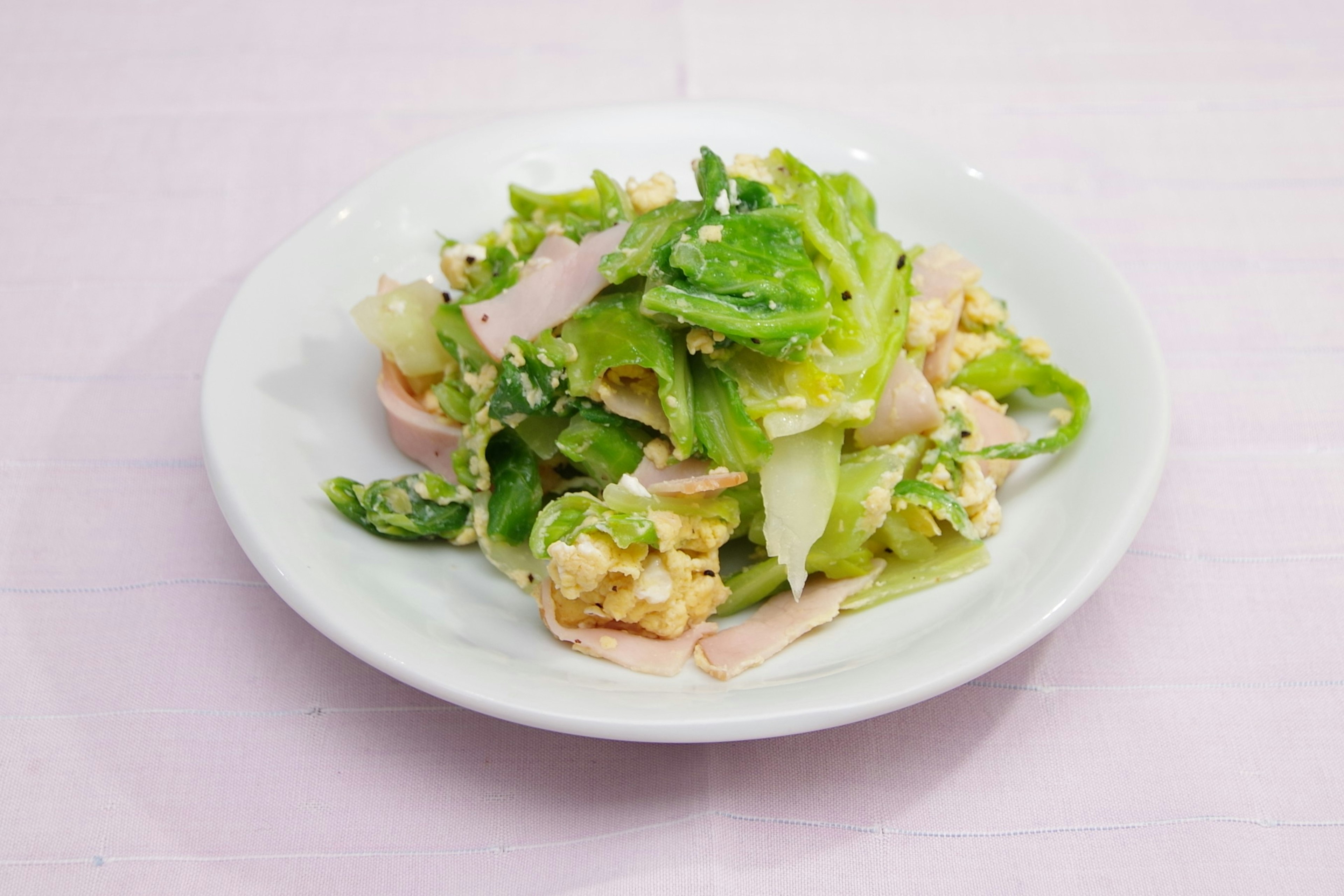 Frischer Salat mit Kopfsalat und Schinken