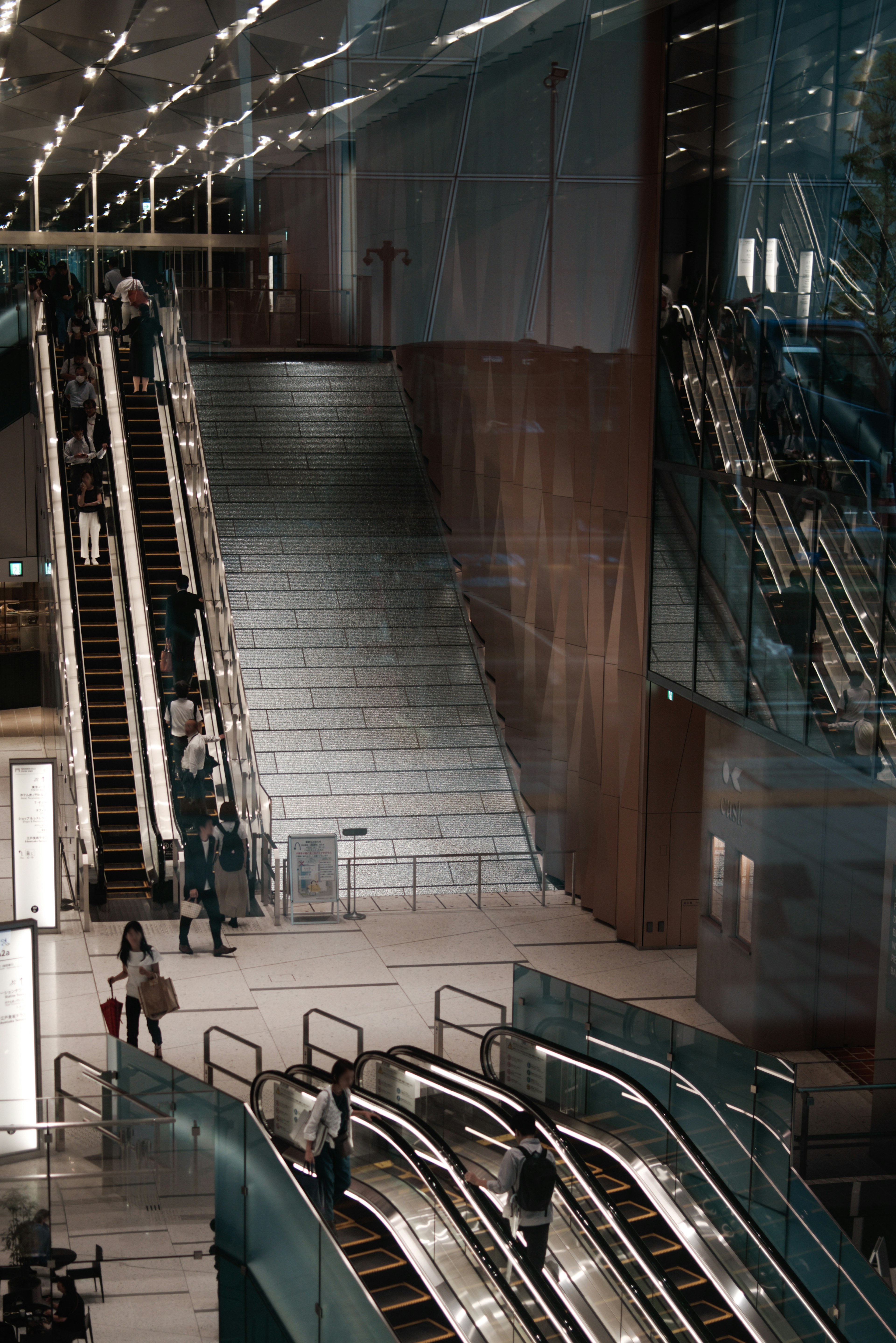 Vue intérieure d'un bâtiment moderne avec des escalators et des escaliers