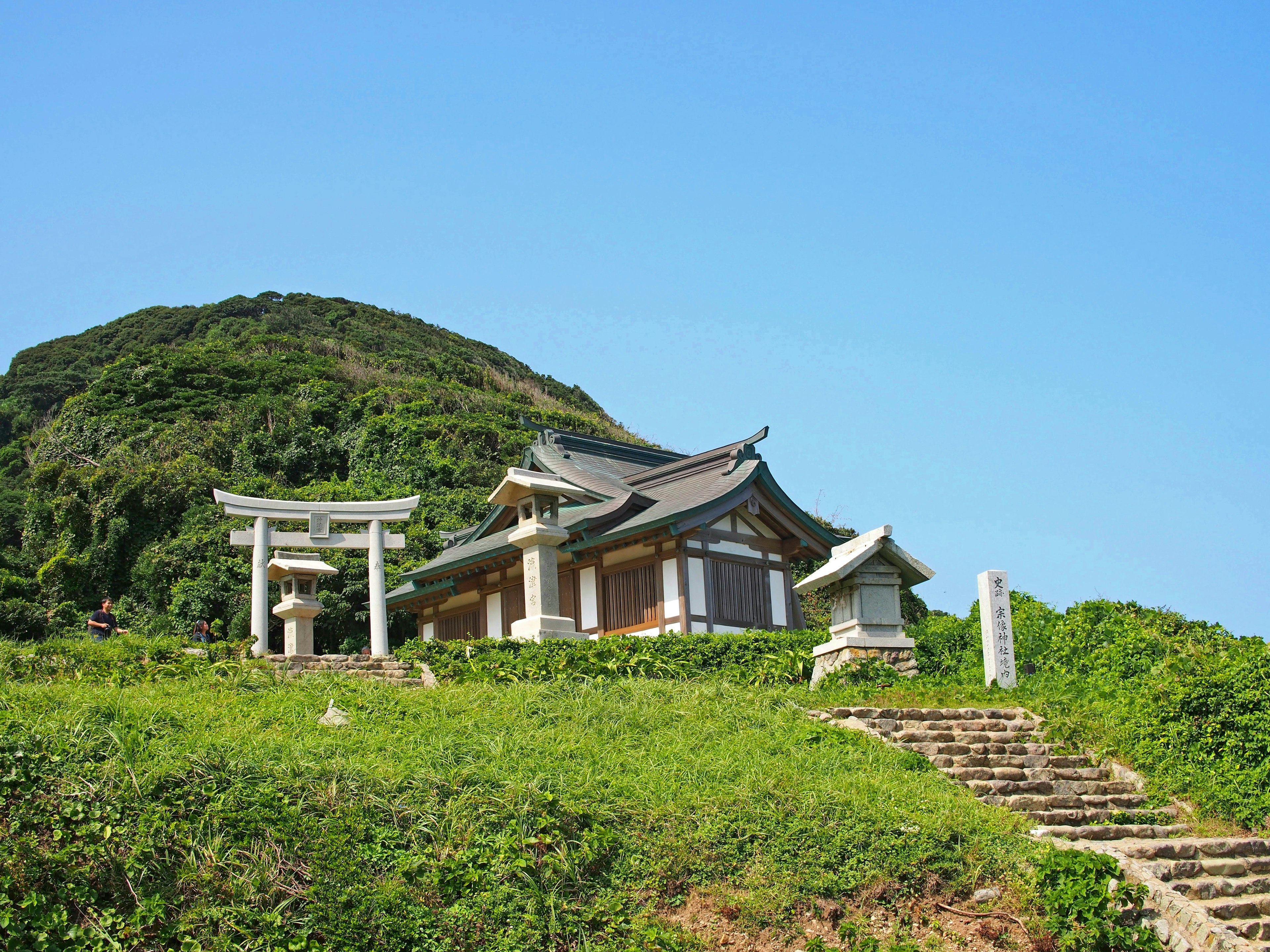 青空の下にある美しい神社と山の風景