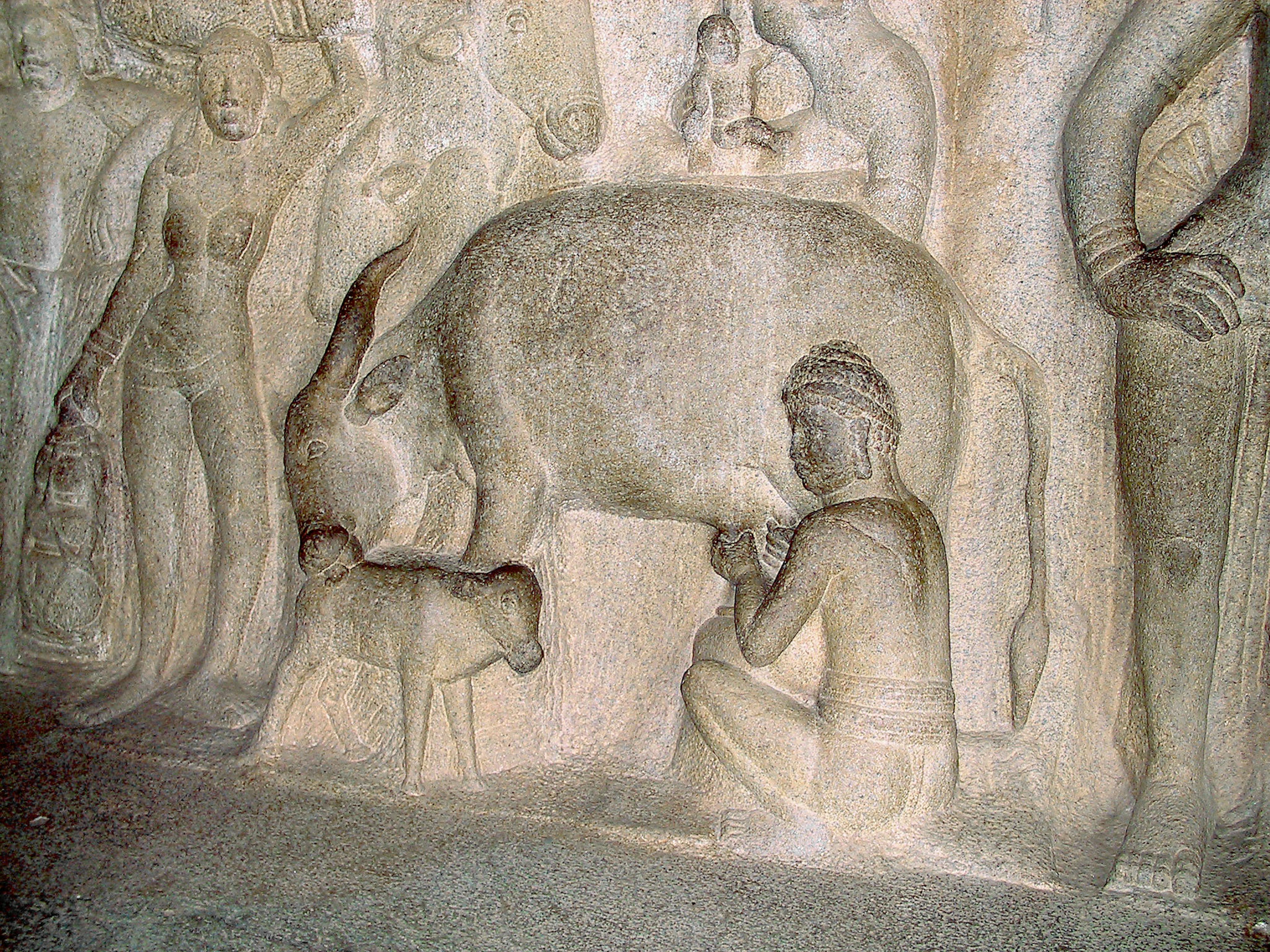 Alte Felsenkunst, die eine Kuh und eine sitzende Figur in Meditation darstellt