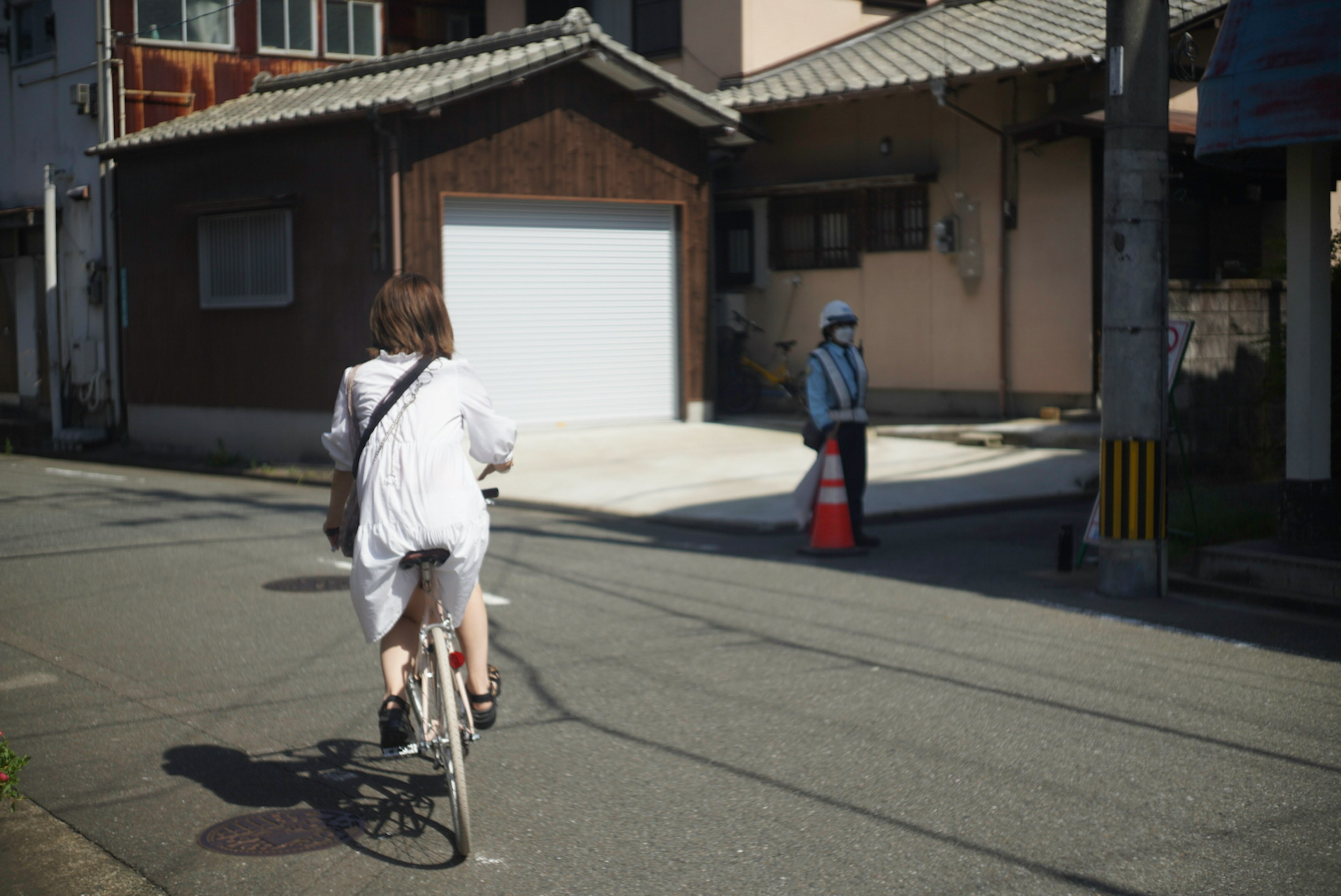 自転車に乗る女性と街角の風景