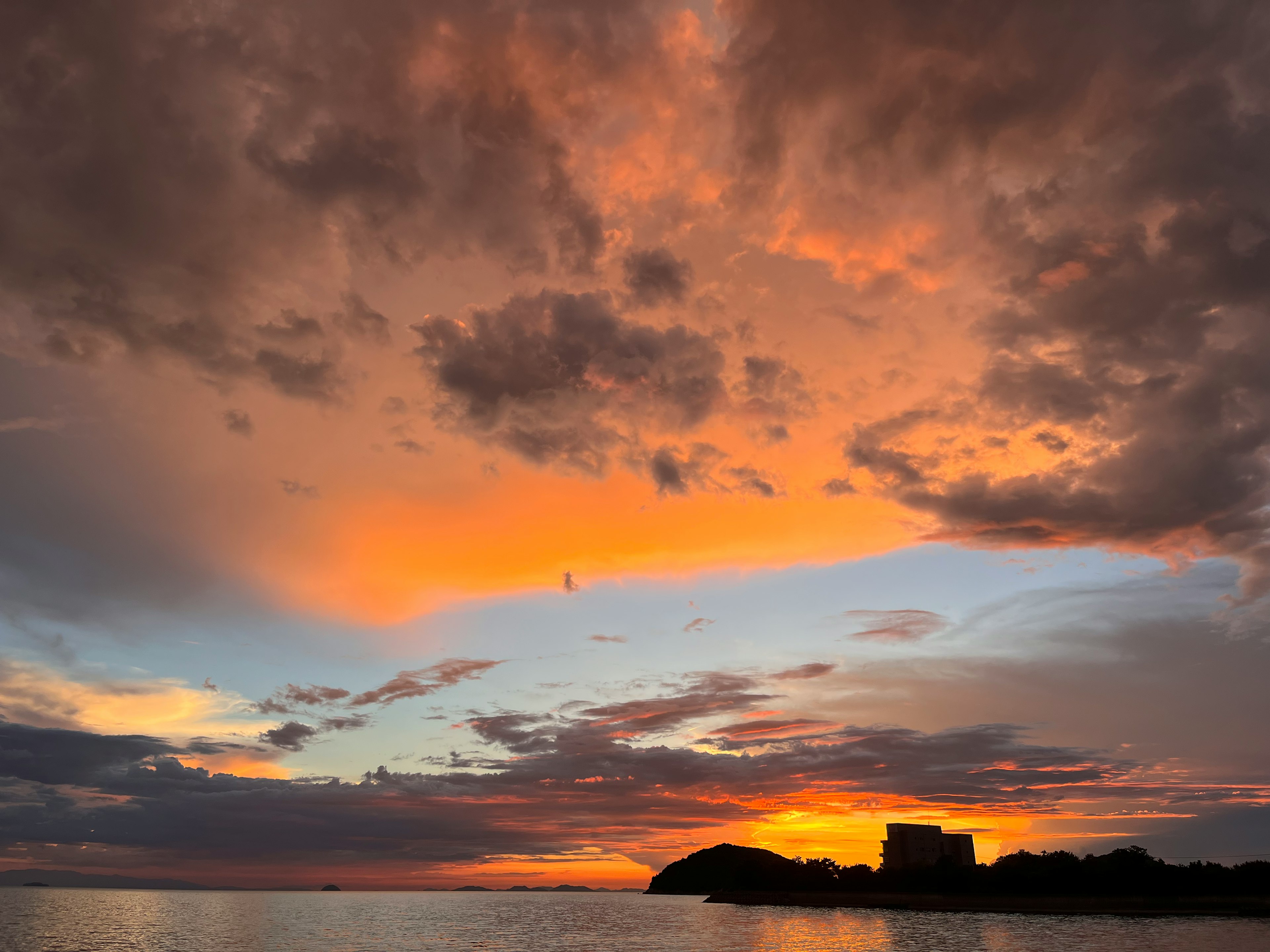 美しい夕焼けと雲の反射が水面に映る風景