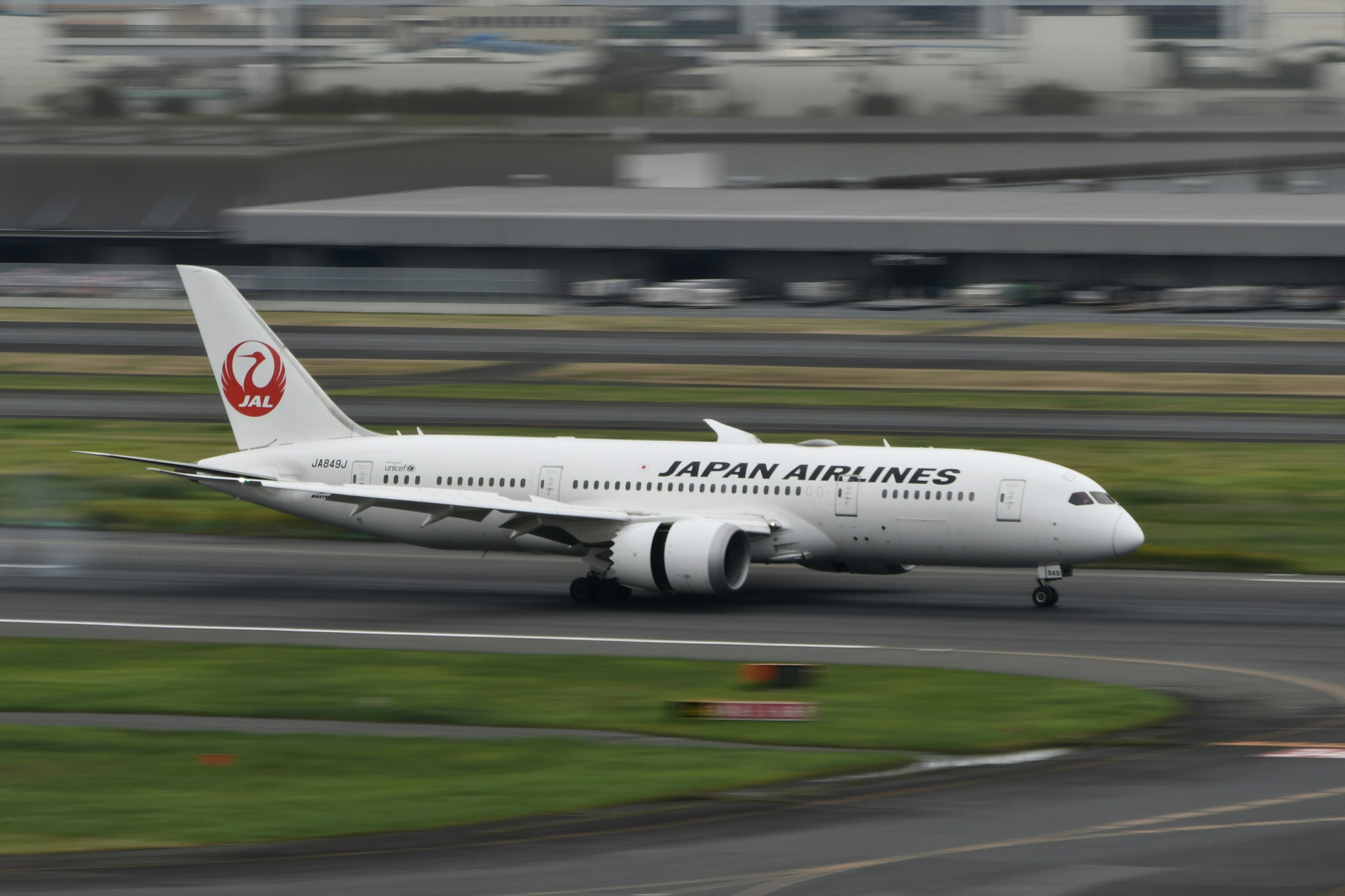 Boeing 787 de Japan Airlines rodando en la pista