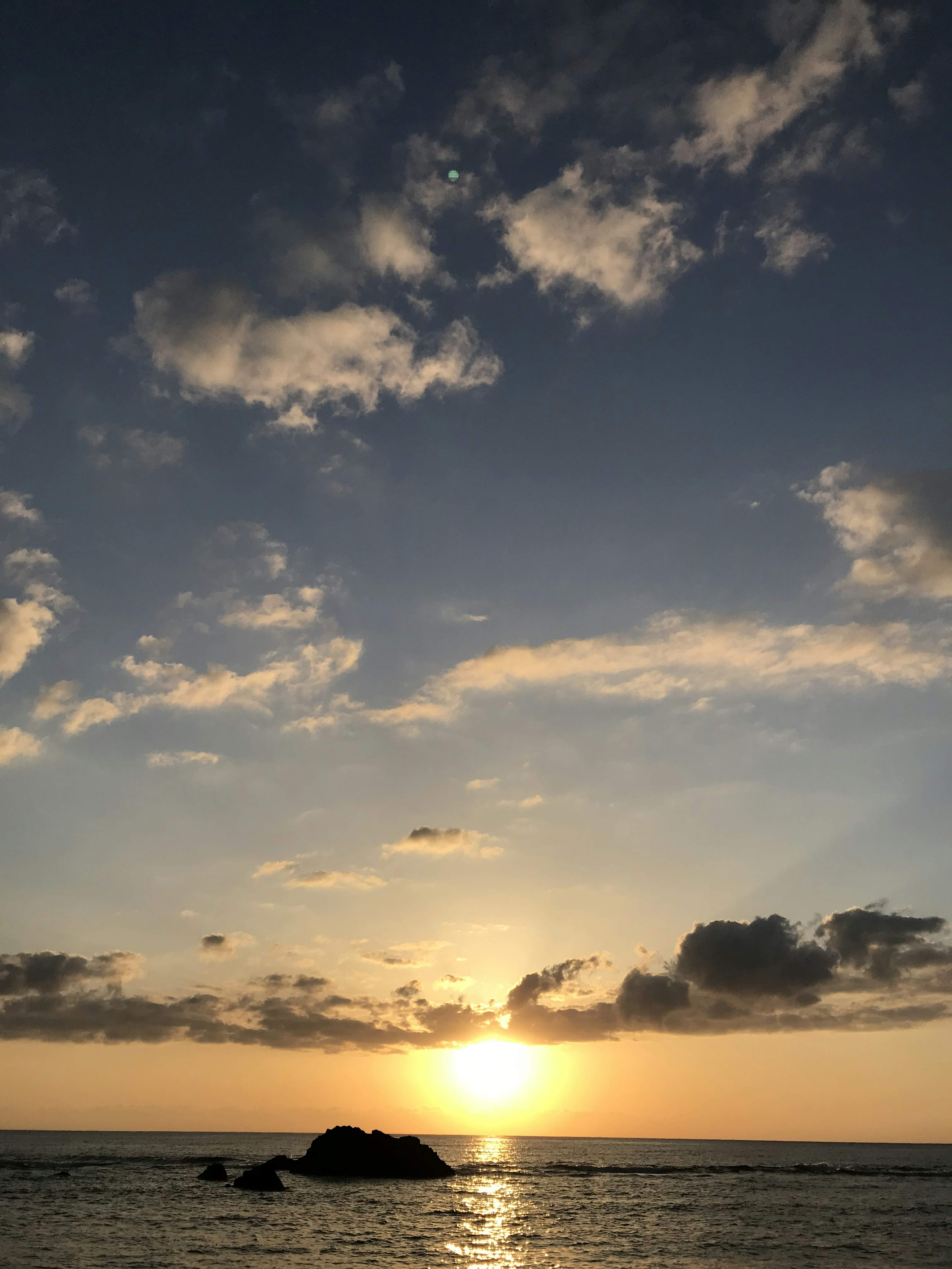 夕日が海に沈む美しい風景と雲