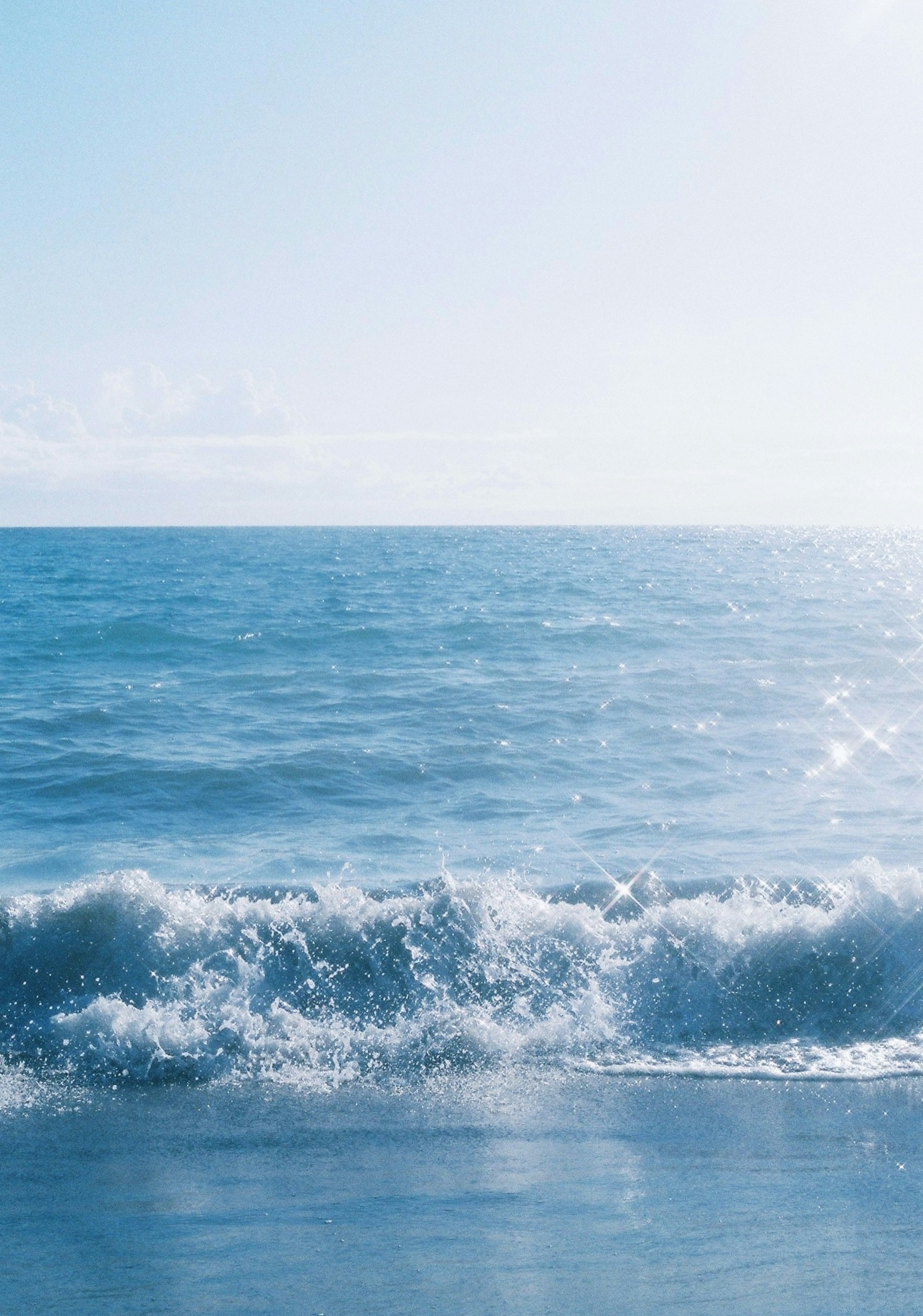 Océan bleu avec des vagues qui se brisent